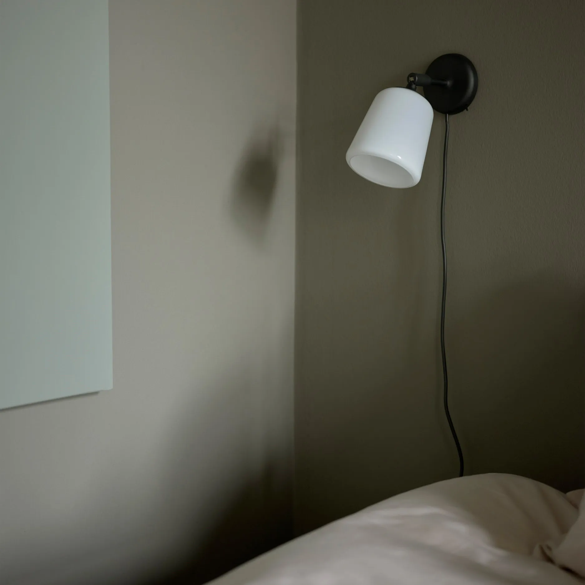 Materiaal wandlamp, White opal glass New Works