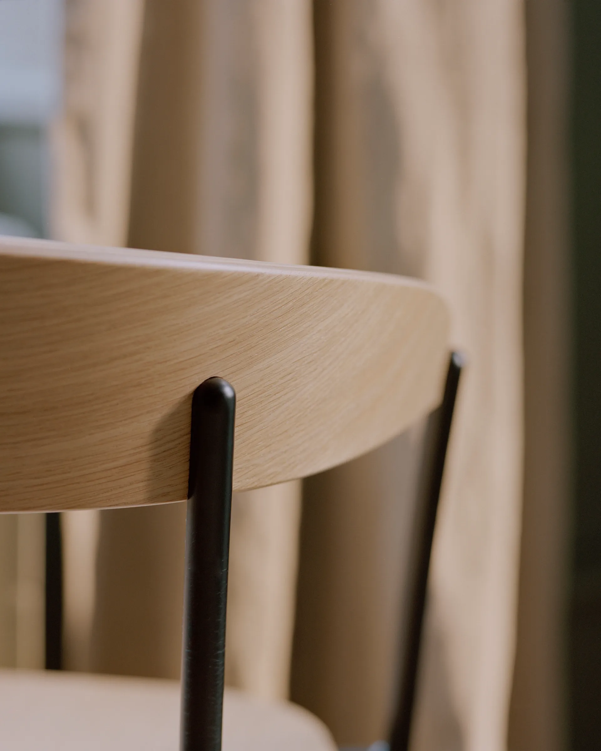 Missing stoel met armleuningen, Eikenhout New Works