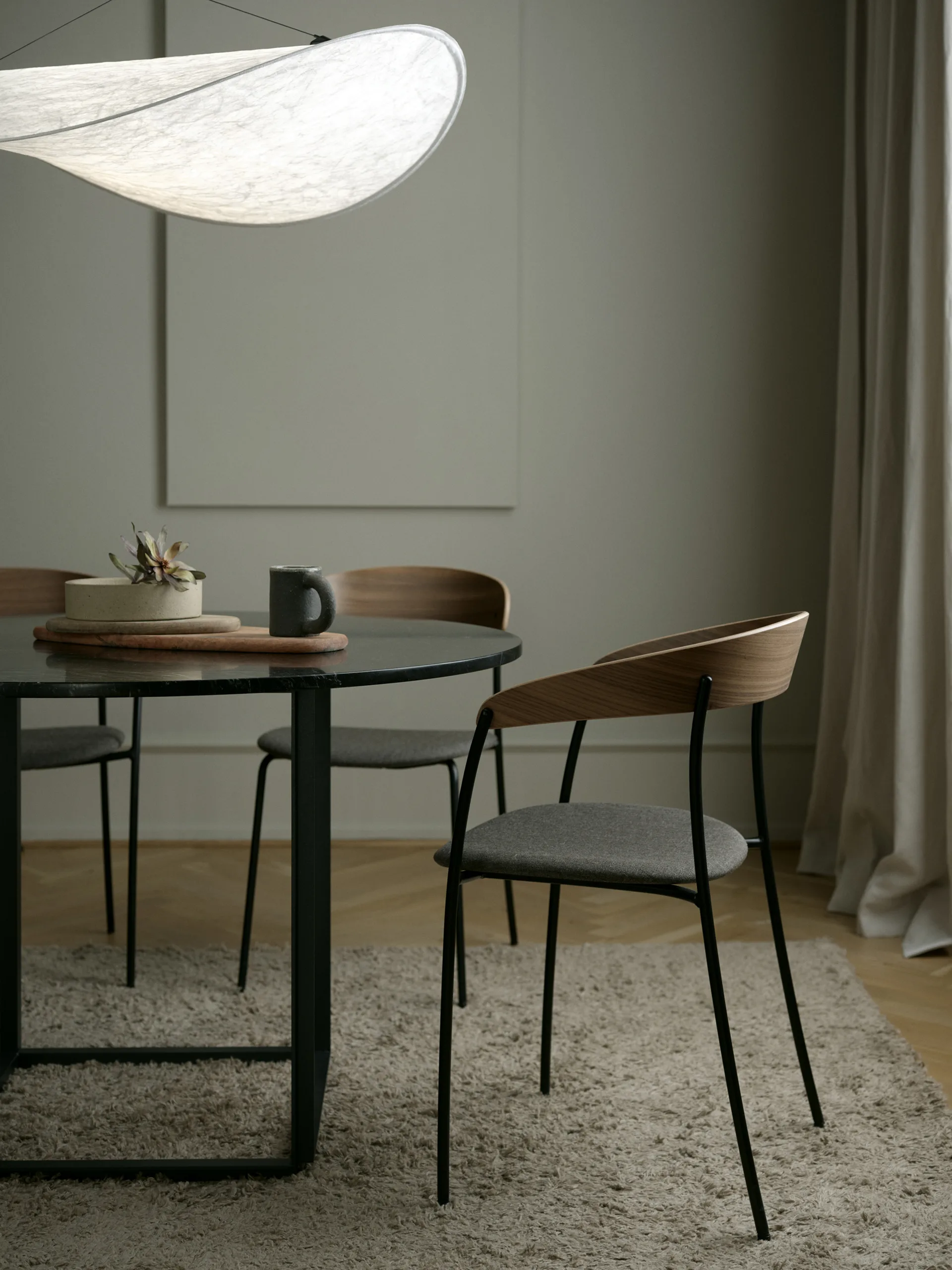 Missing stoel met armleuningen, Walnoot-Molly 2 170 New Works