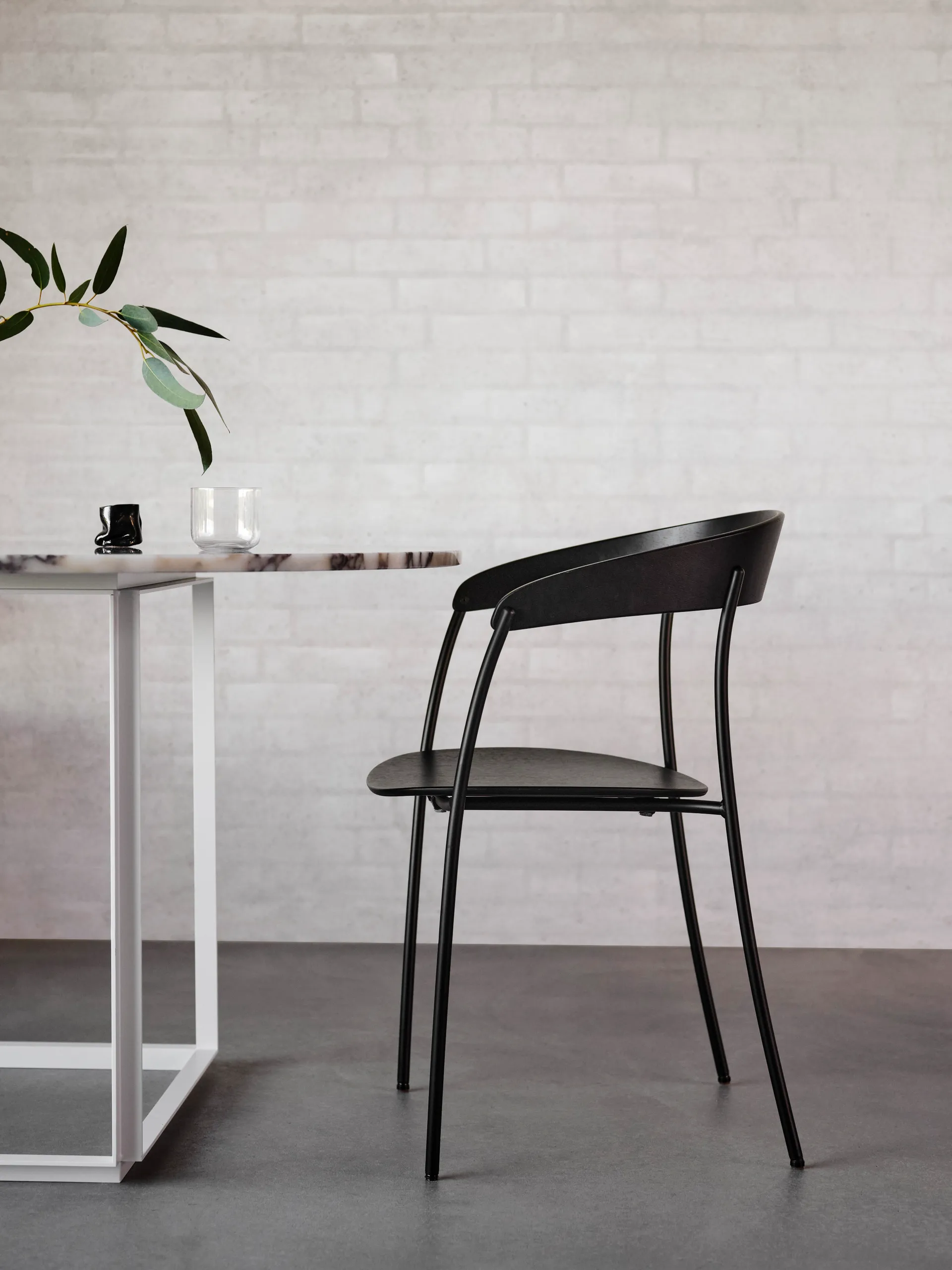 Missing stoel met armleuningen, Zwart essenhout New Works