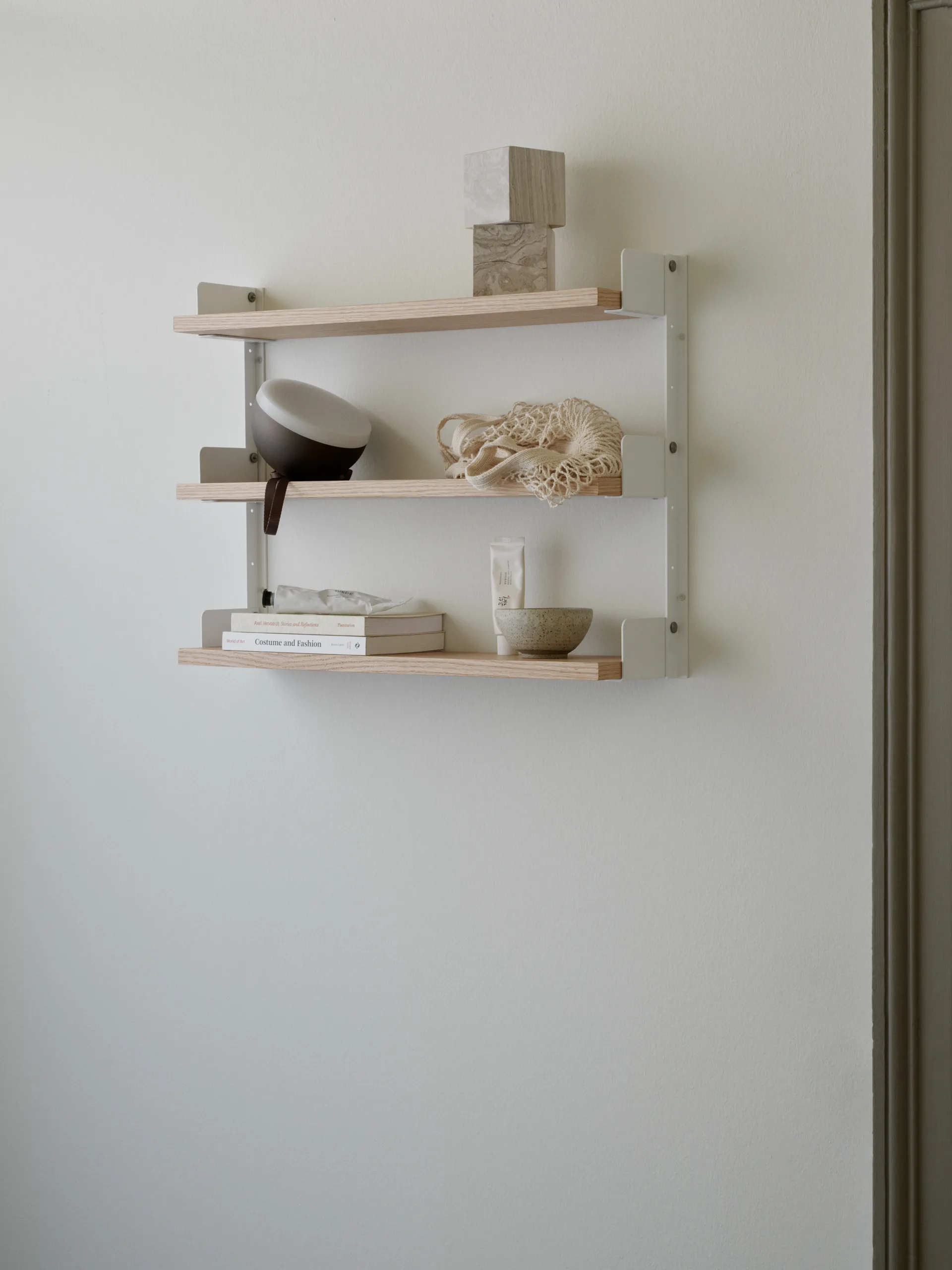 New Works Tea Shelf wandplank 46x62,5 cm, Eikenhout New Works