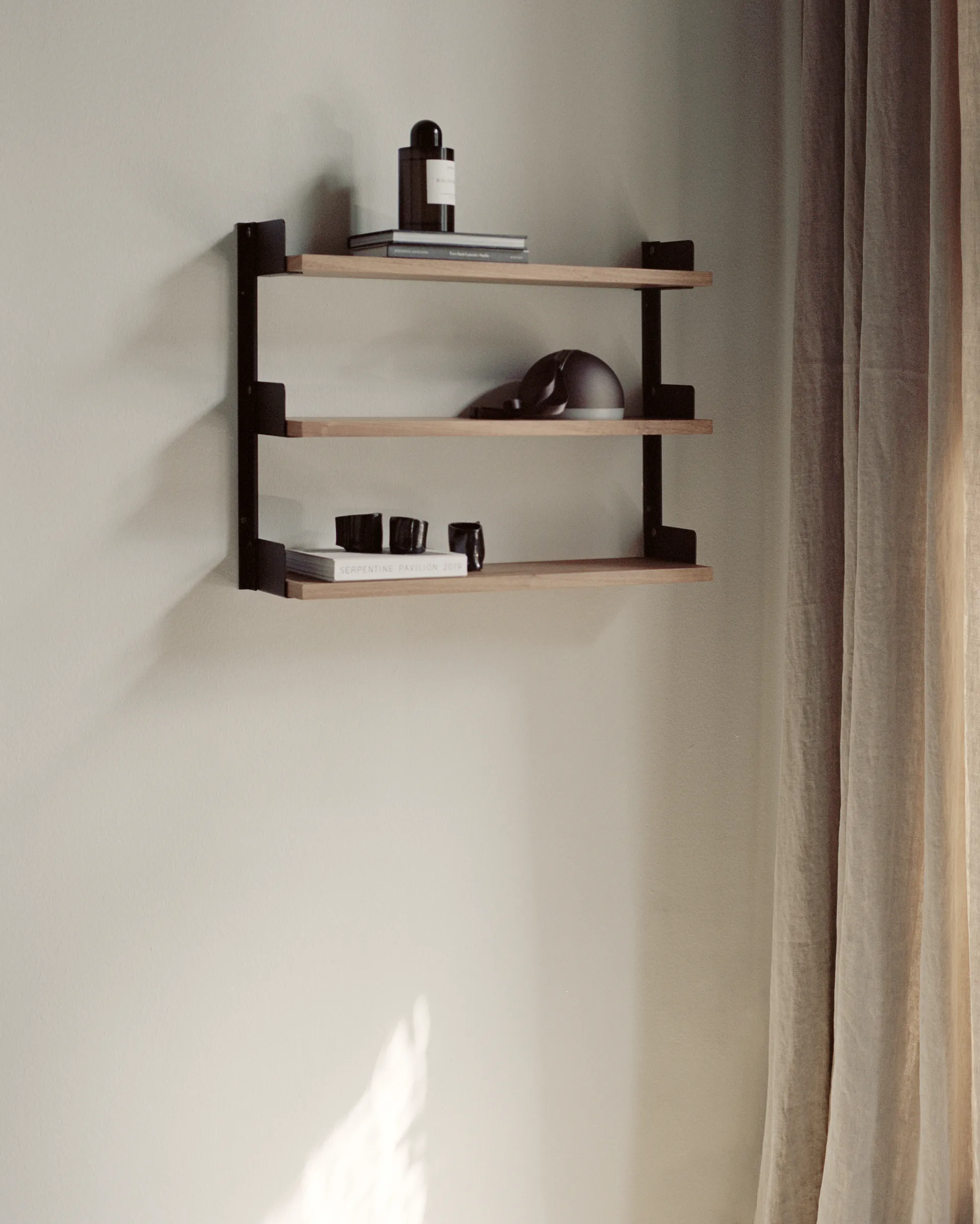 New Works Tea Shelf wandplank 46x62,5 cm, Walnoot New Works