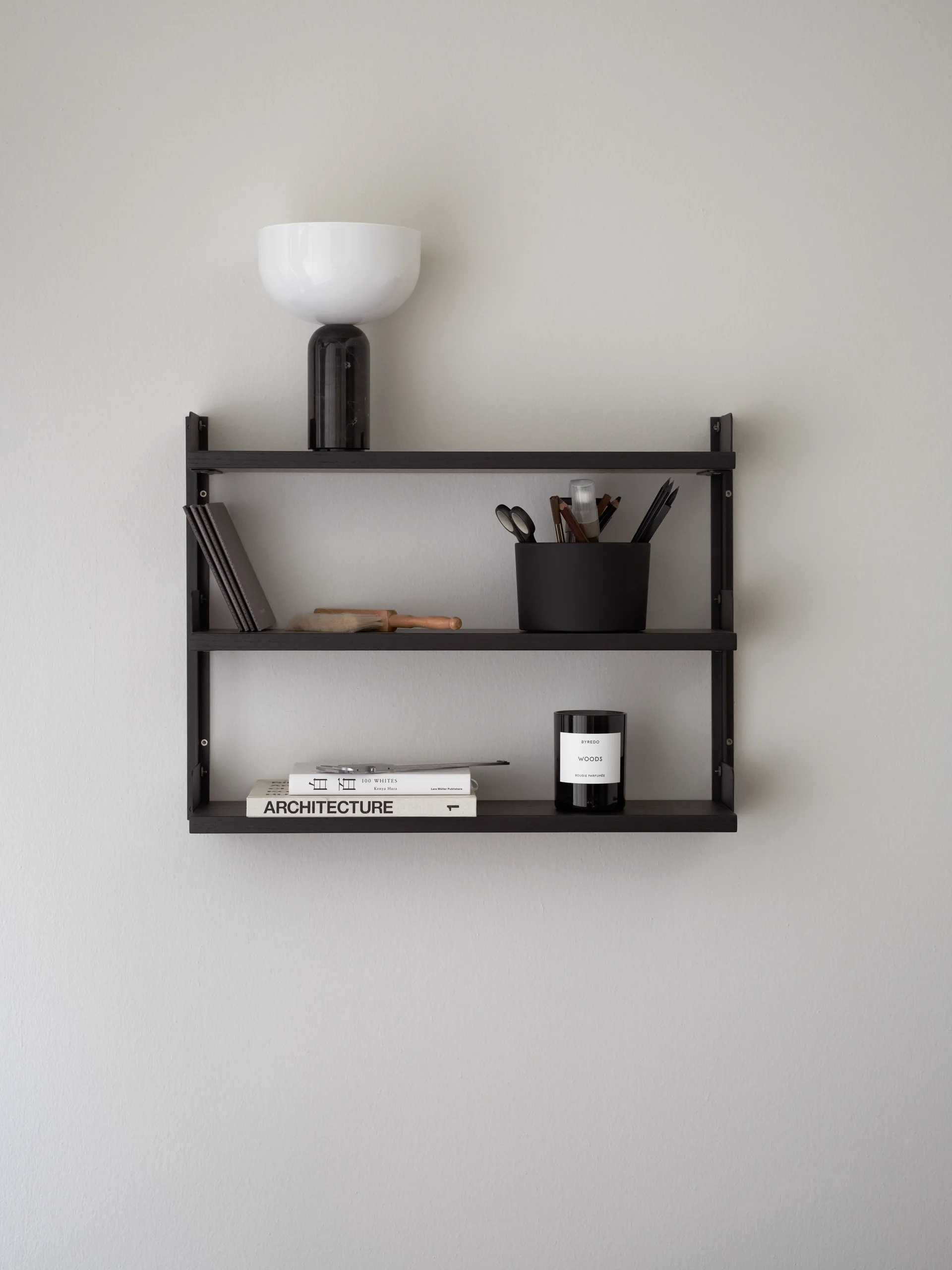 New Works Tea Shelf wandplank 46x62,5 cm, Zwart essenhout New Works