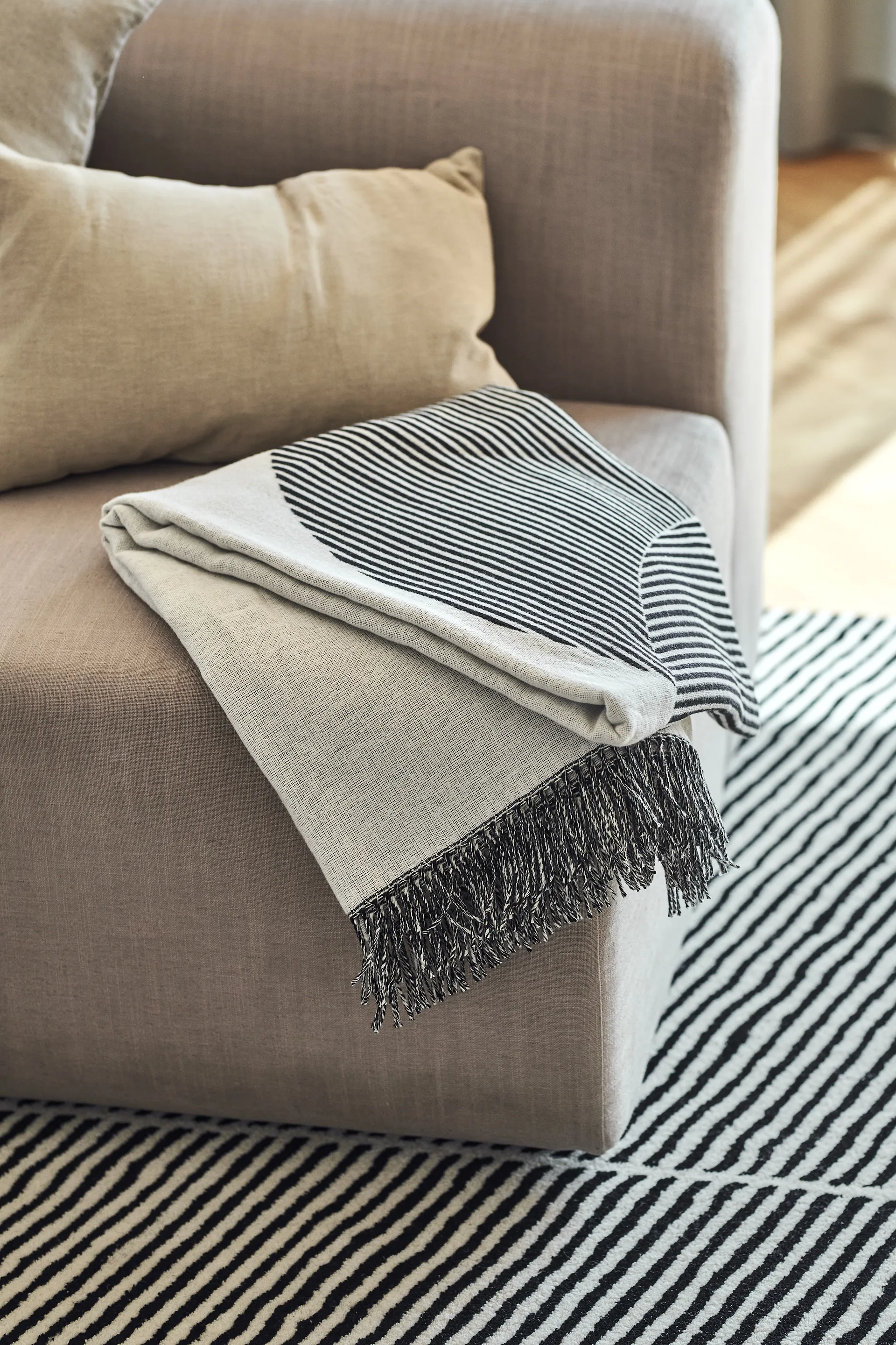 Circles katoenen plaid 130x185 cm, zwart NJRD