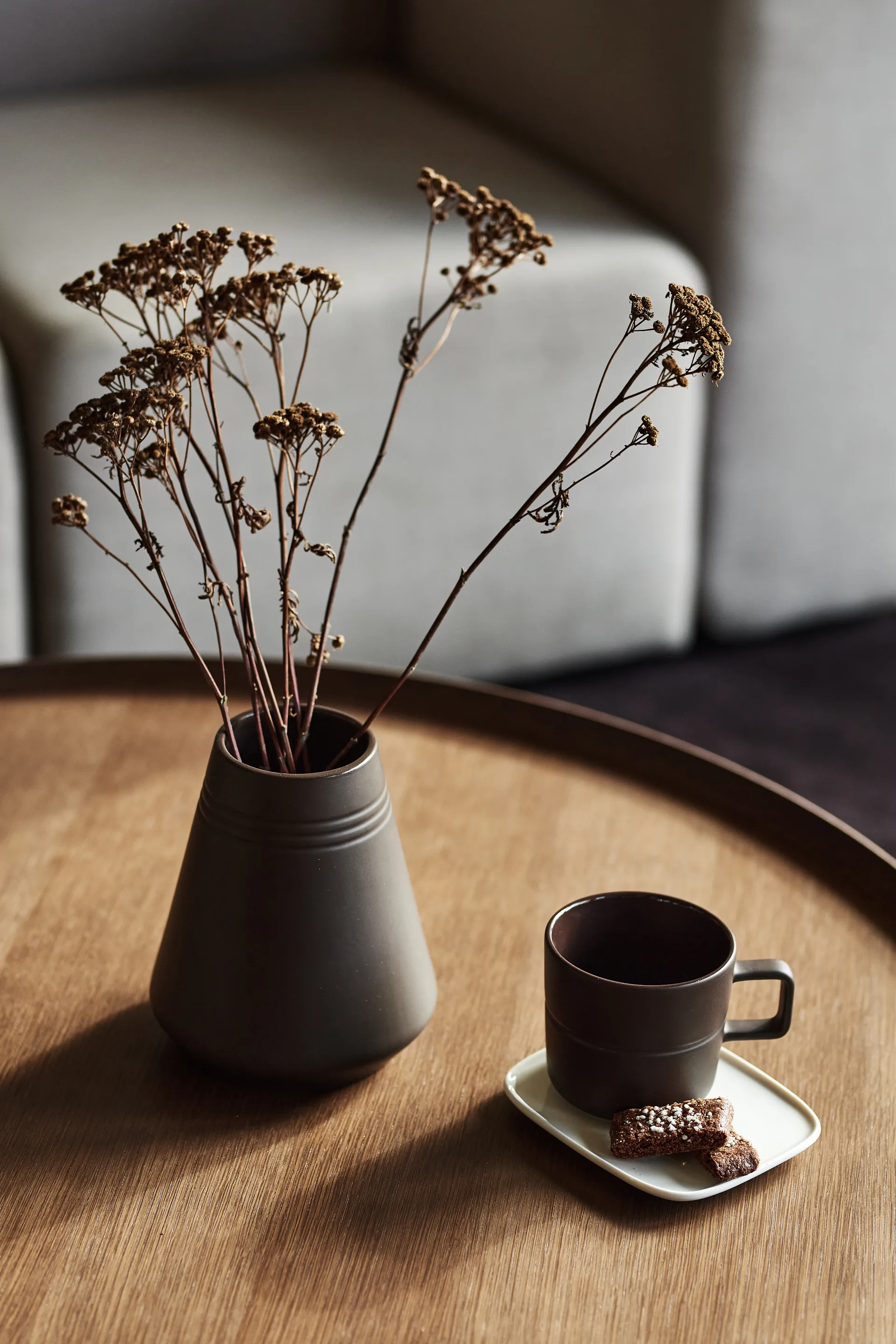 Lines vaas 18 cm, Bruin NJRD