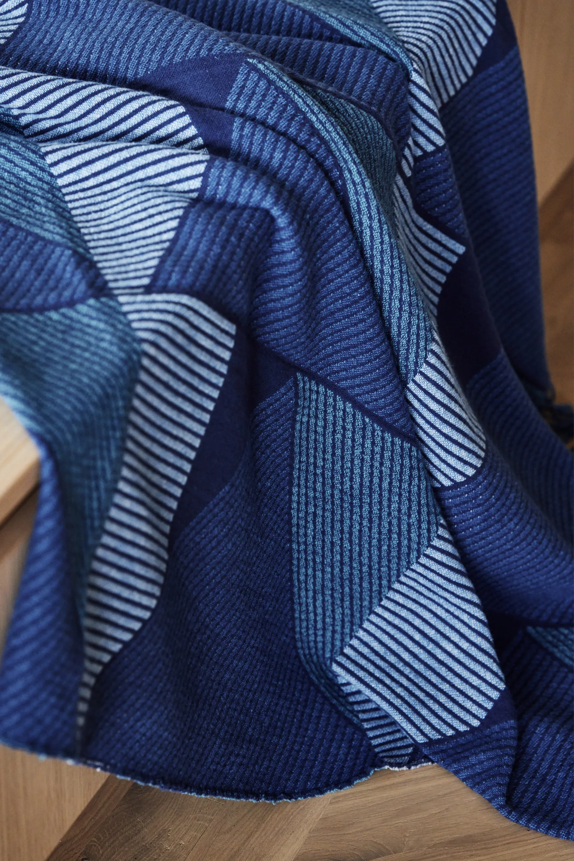 Metric focus No. 3 katoenen plaid 130x185 cm, Blauw NJRD