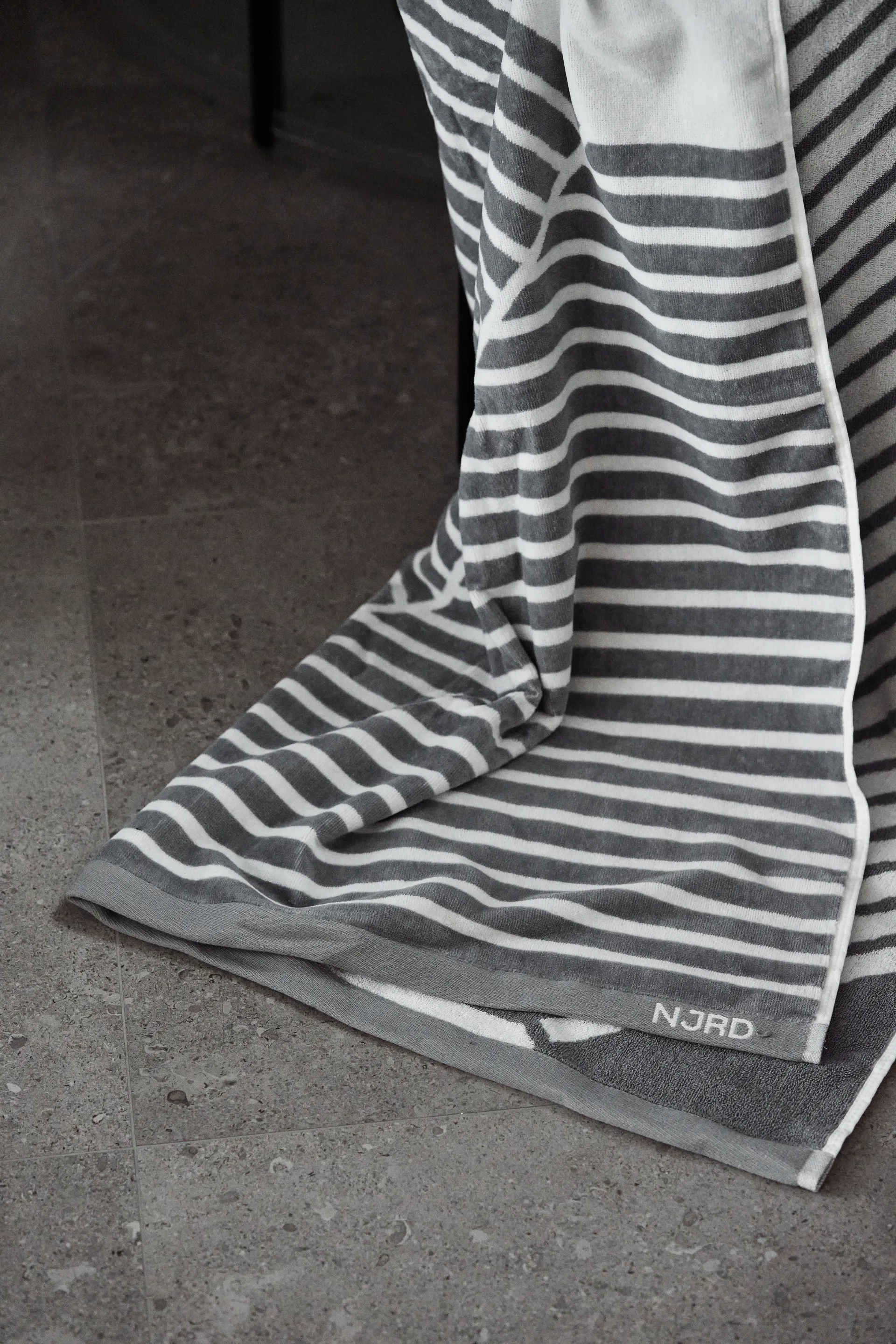 Stripes badhanddoek 100x150 cm, Grijs NJRD