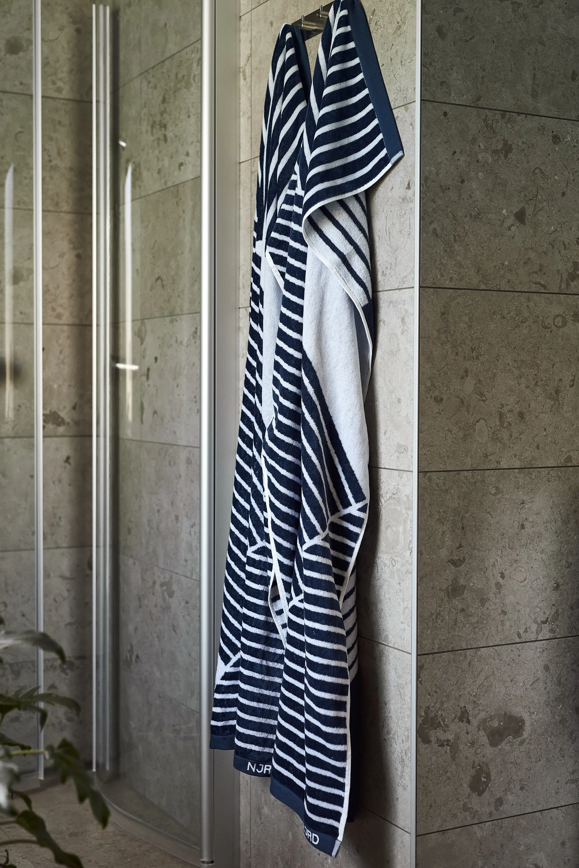 Stripes badhanddoek 70 x 140 cm, Blauw NJRD