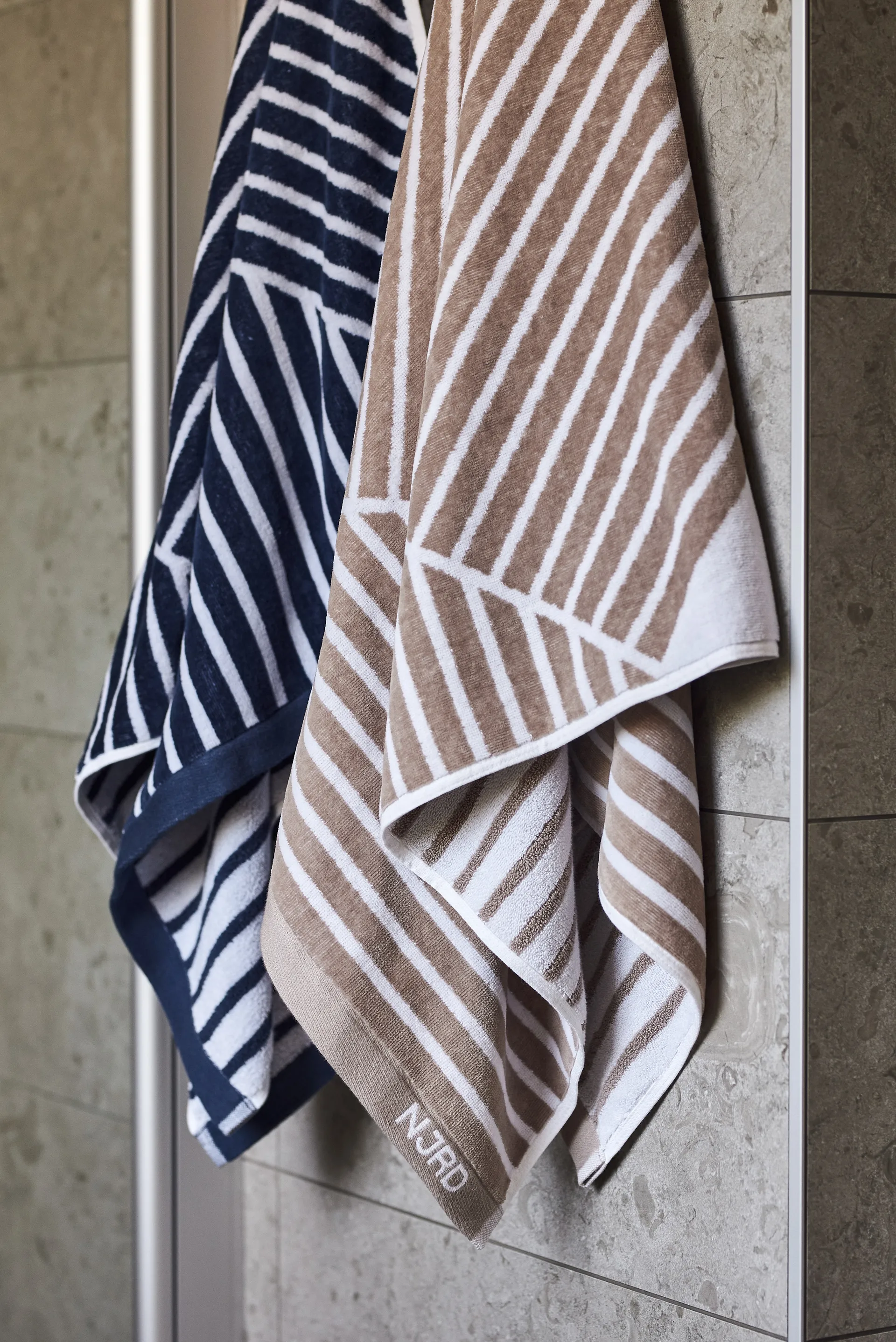 Stripes badhanddoek 70 x 140 cm, Blauw NJRD