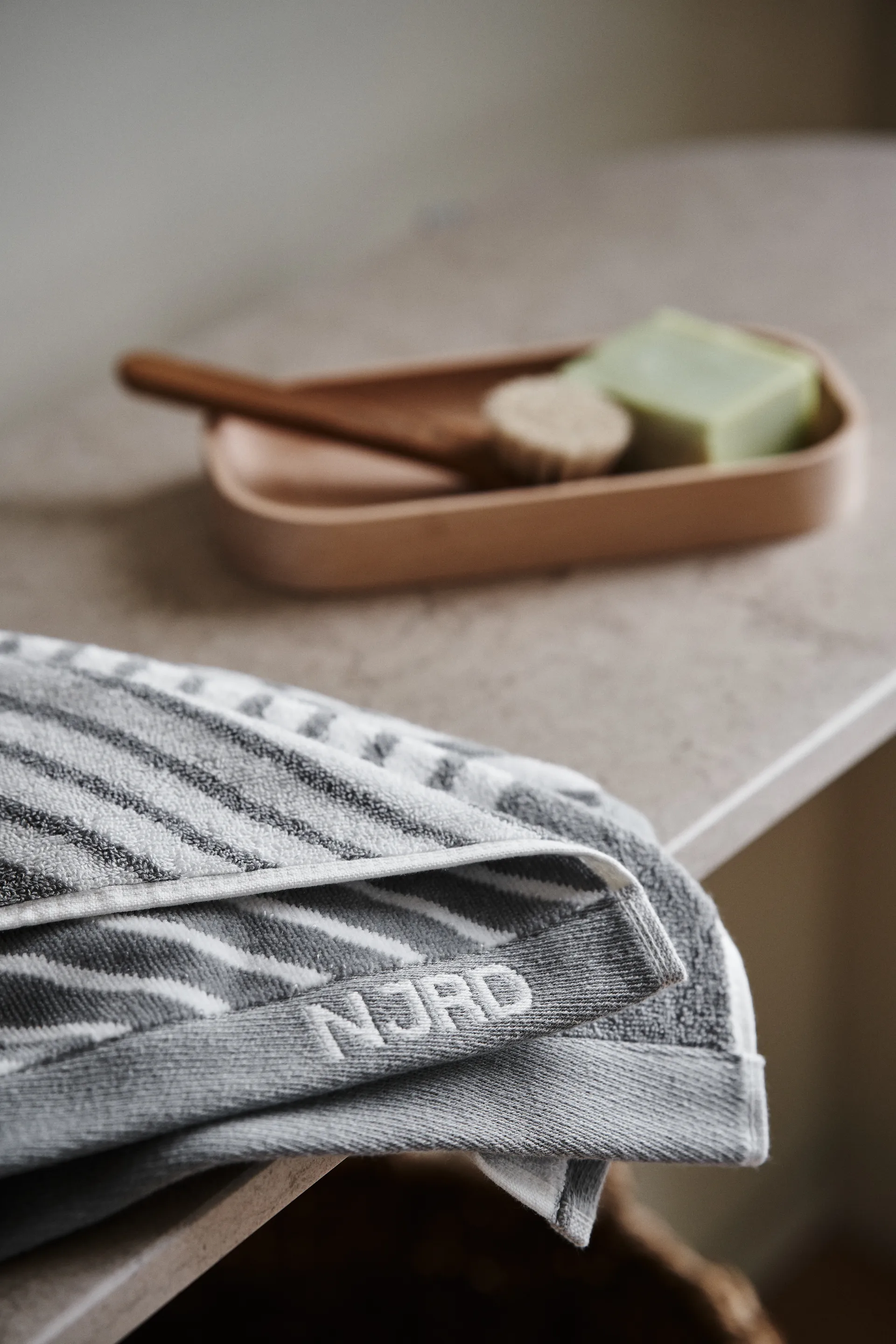 Stripes handdoek 50 x 70 cm, Grijs NJRD