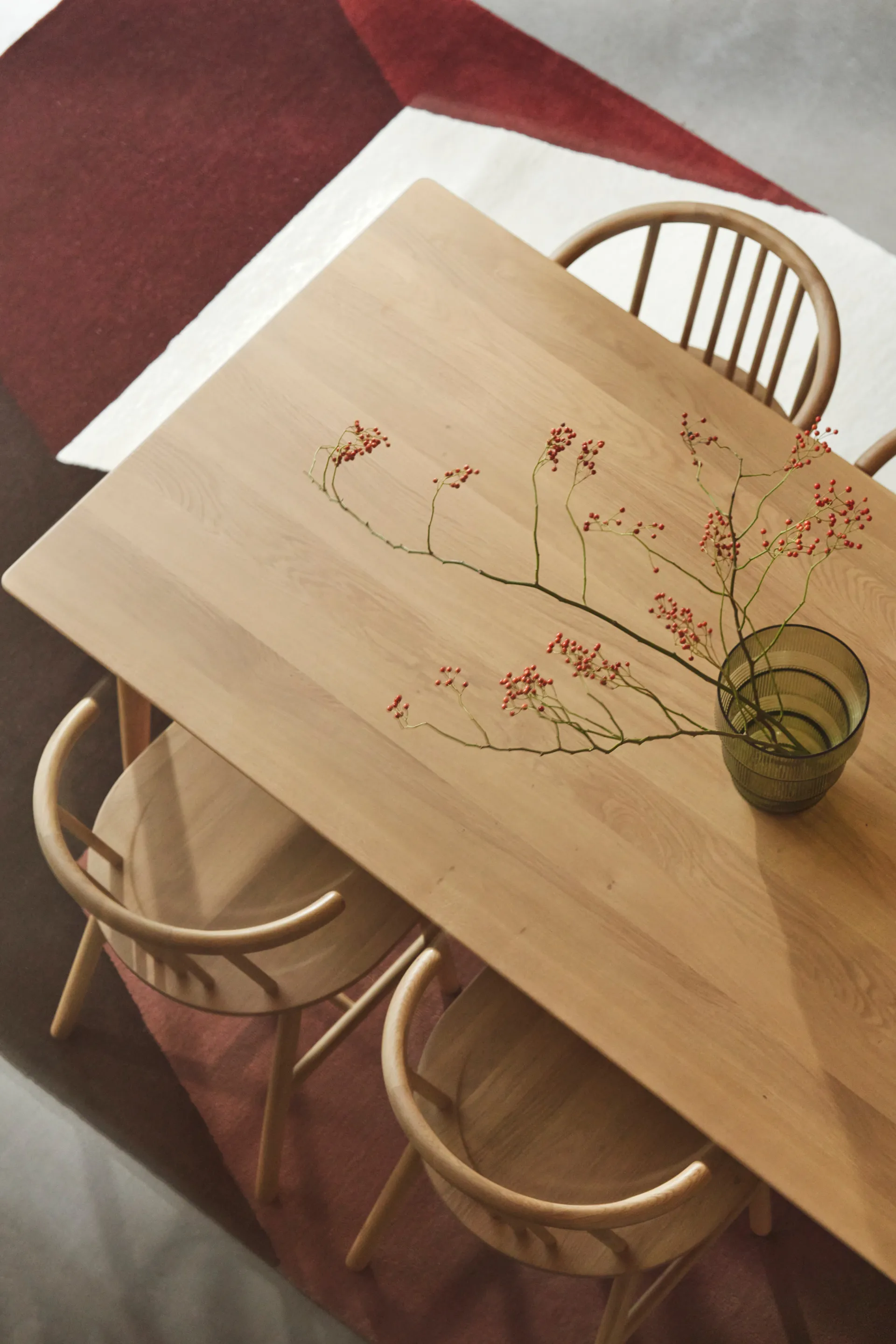 VIOR eettafel 120 cm + stoel 4‑pack – Gelakt eiken‑naturel,  NJRD