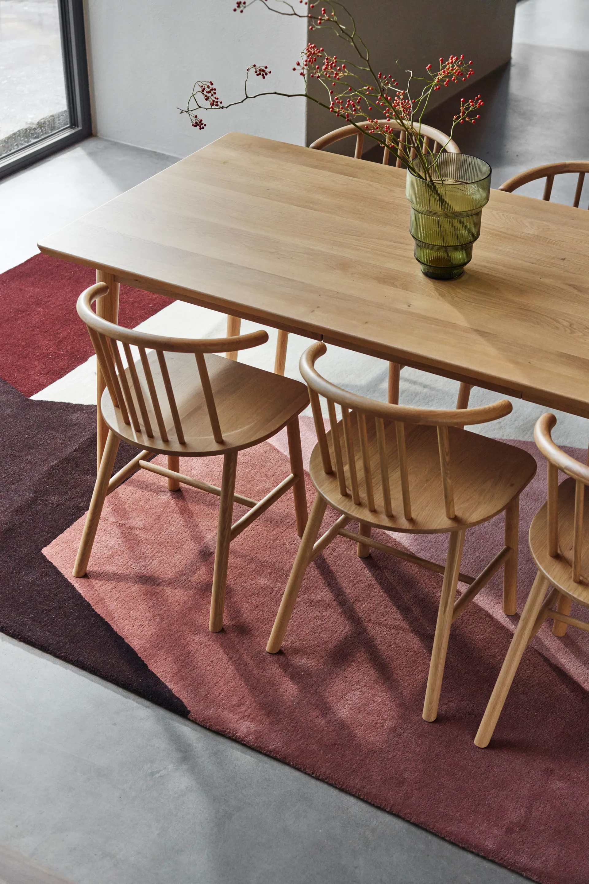 VIOR eettafel 120 cm + stoel 4‑pack – Gelakt eiken‑naturel,  NJRD