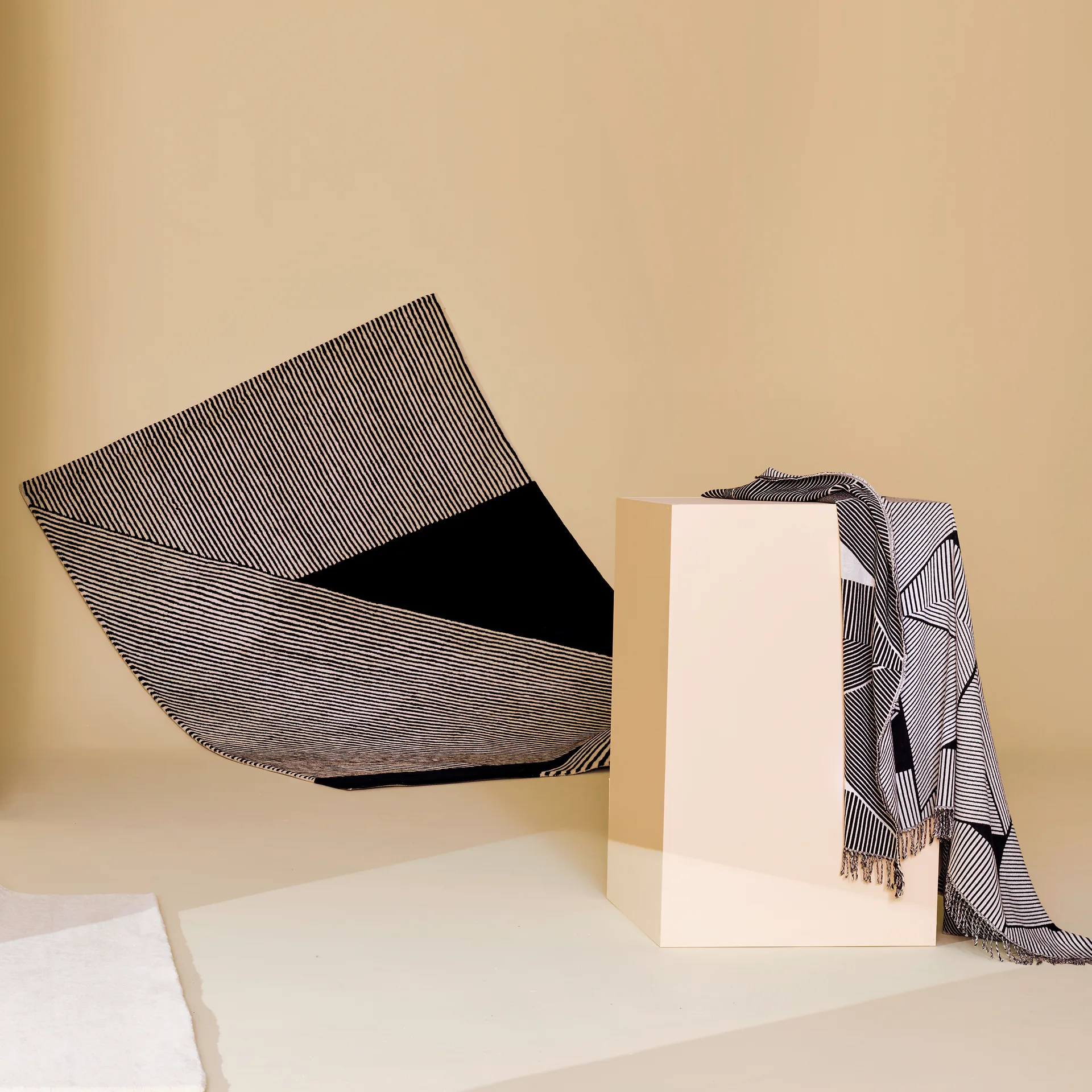 Zwarte Stripes wollen vloerkleed, 170 x 240 cm NJRD