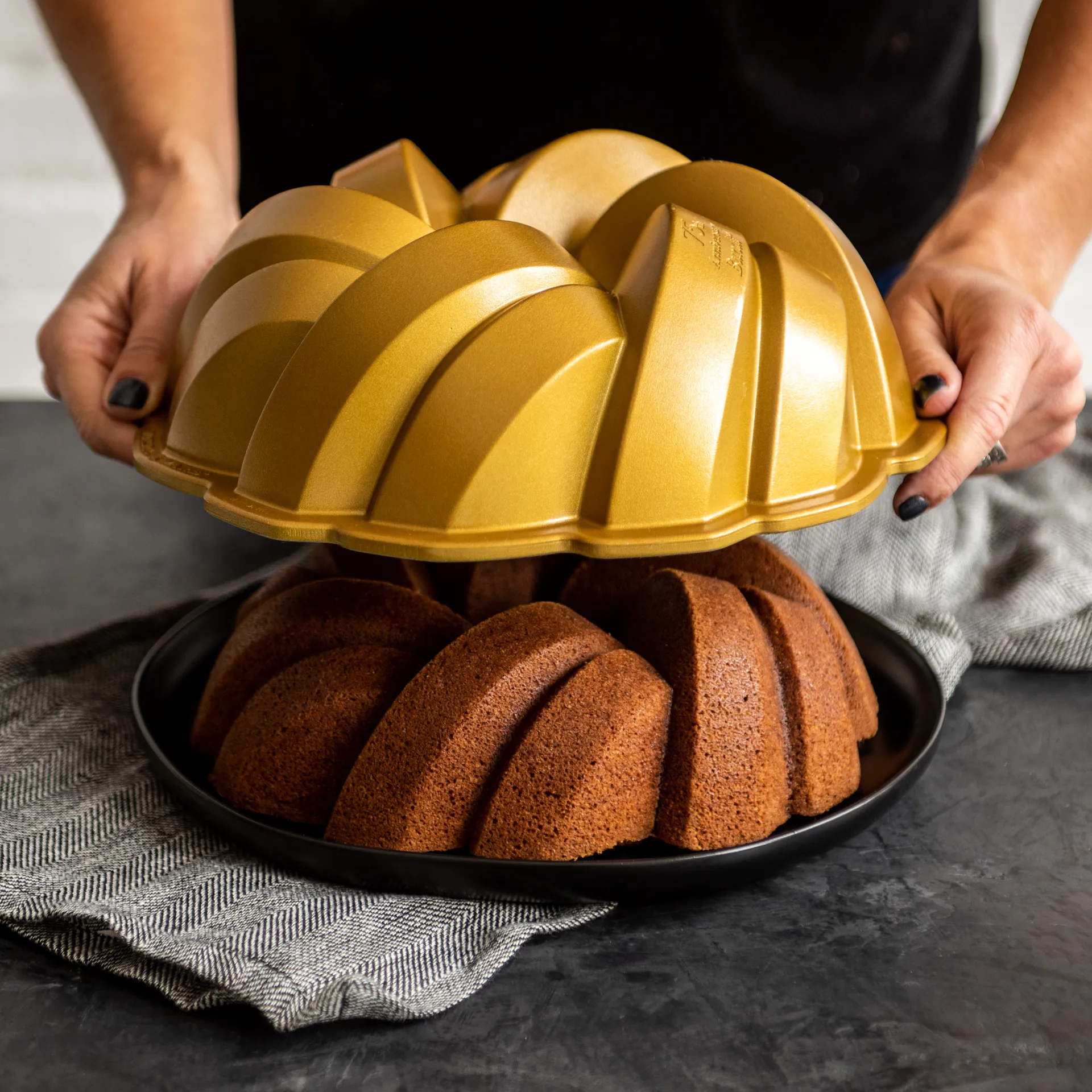 Nordic Ware 75th anniversary braided bundt bakvorm, 2,4 l Nordic Ware