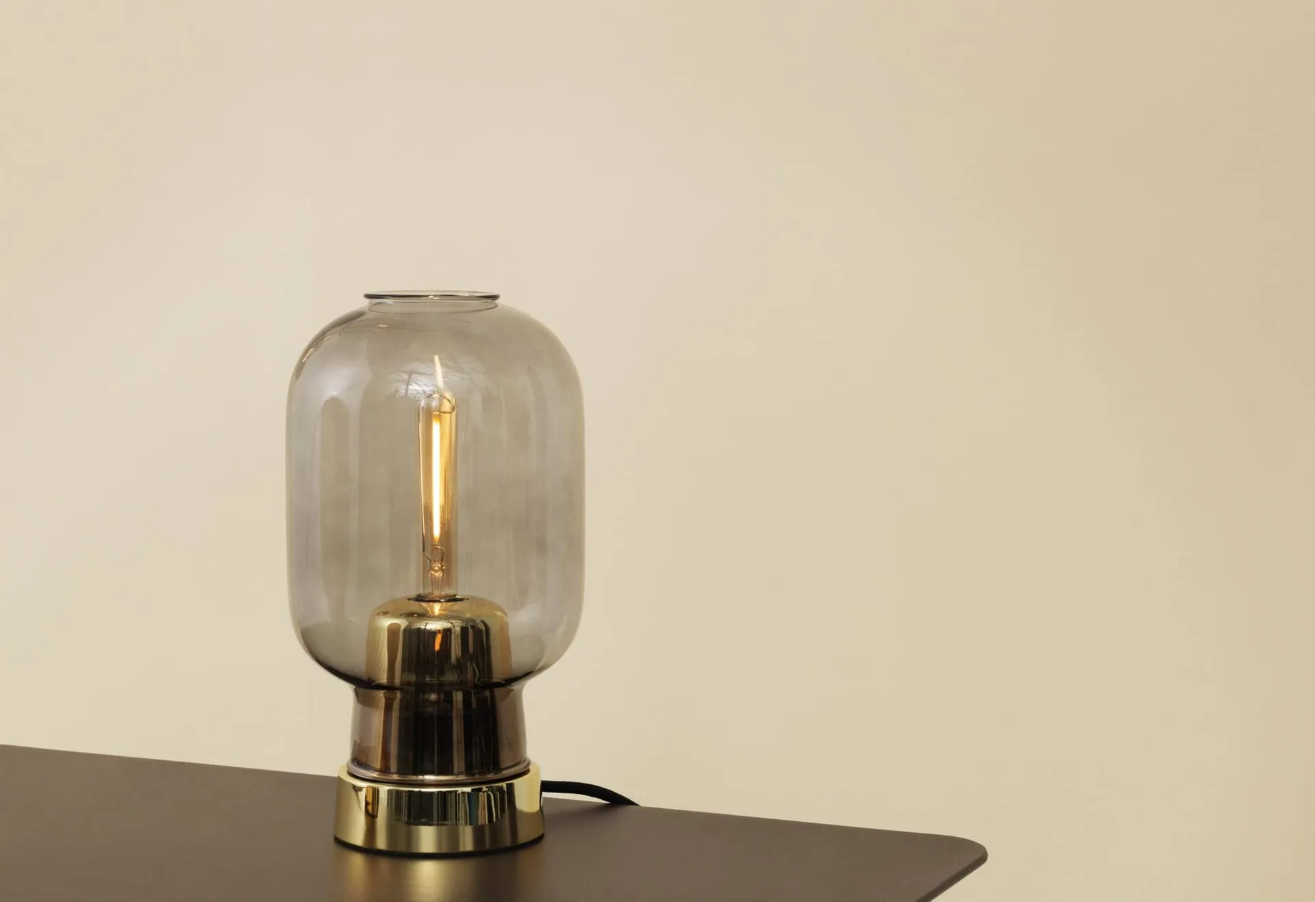 Amp tafellamp, grijs-messing Normann Copenhagen