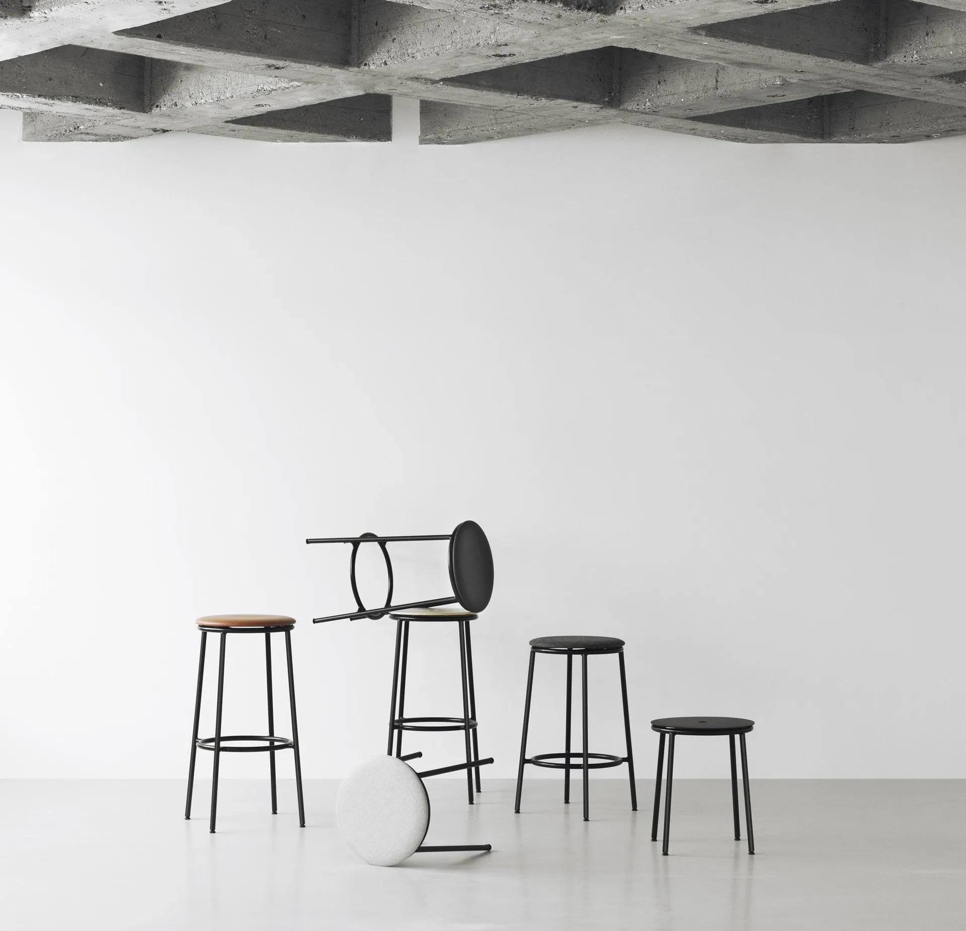 Circa barkruk 65 cm, Zwart aluminium Normann Copenhagen