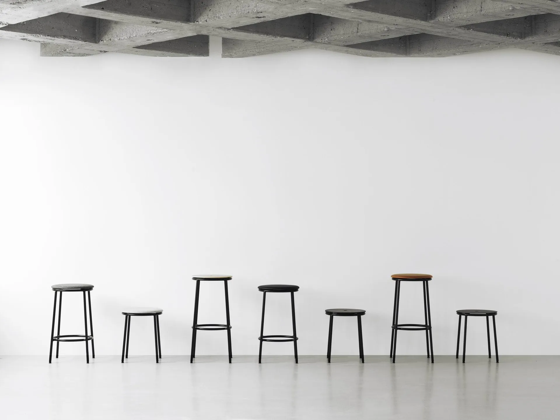 Circa barkruk 65 cm, Zwart eikenhout Normann Copenhagen