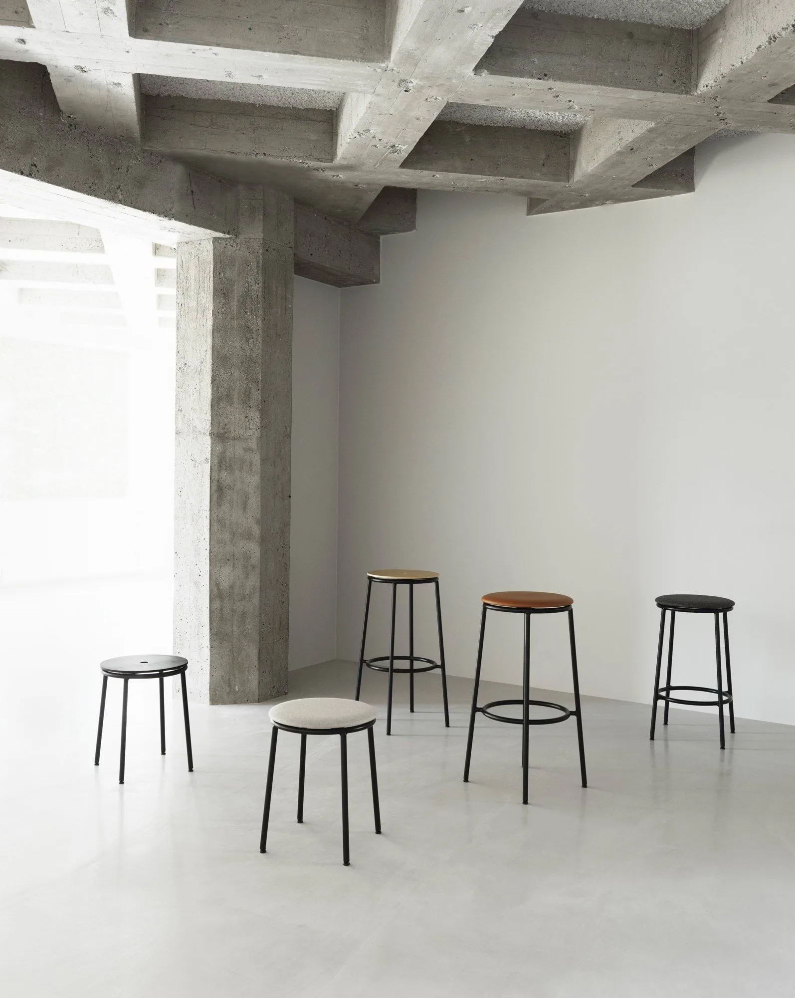 Circa kruk 45 cm, Zwart aluminium Normann Copenhagen