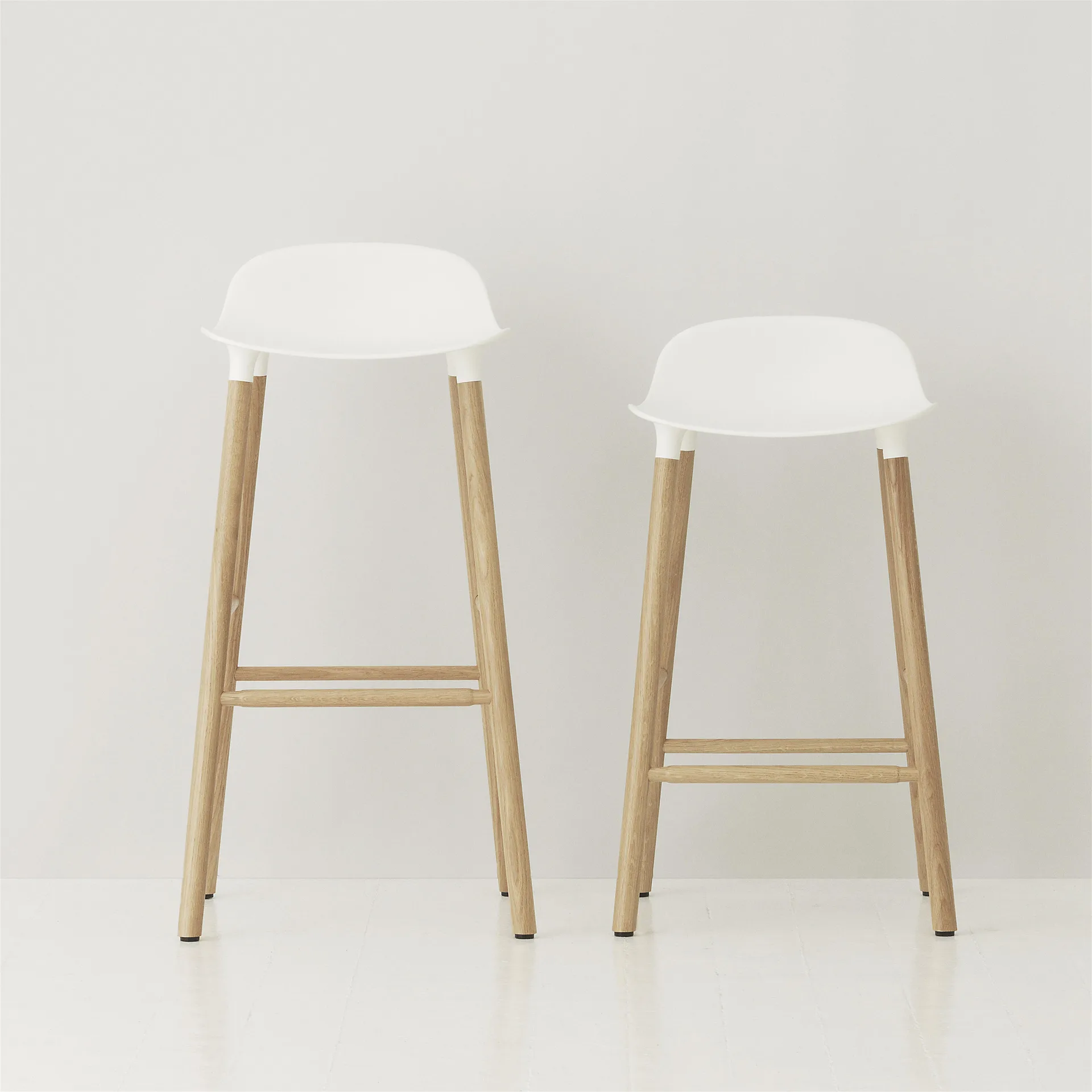 Form Chair barkruk eiken poten, wit Normann Copenhagen