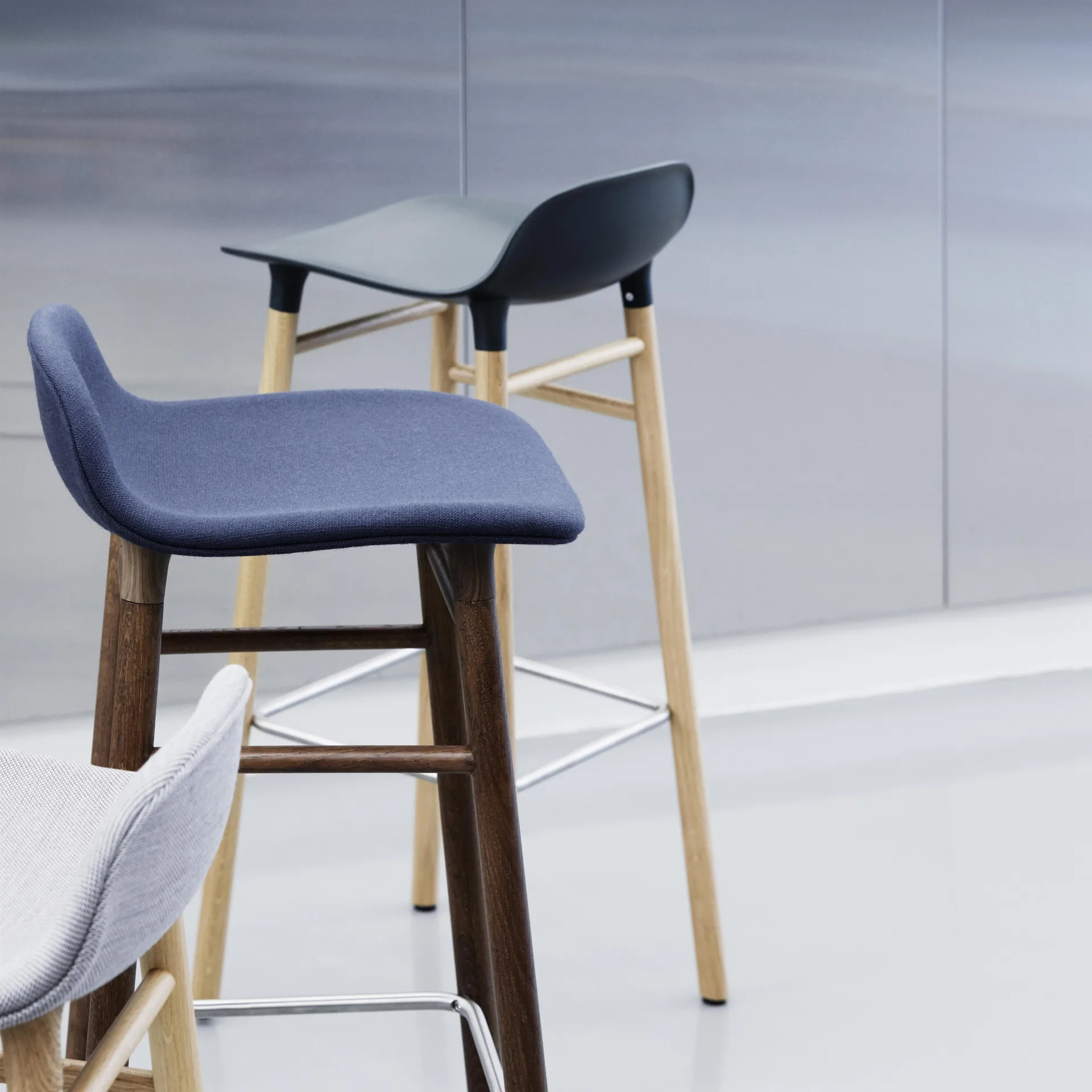 Form Chair barkruk eiken poten, zwart Normann Copenhagen