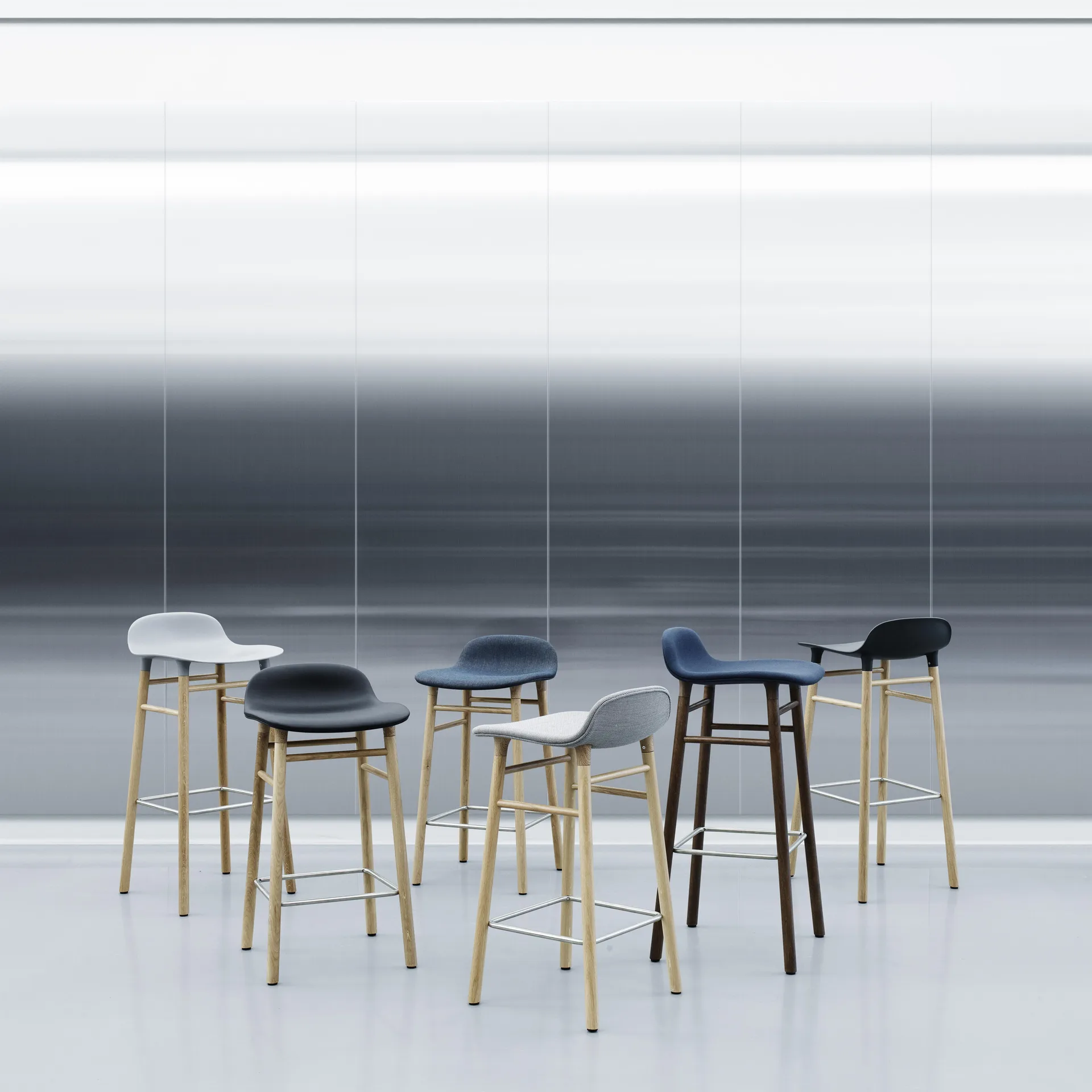 Form Chair barkruk eiken poten, zwart Normann Copenhagen