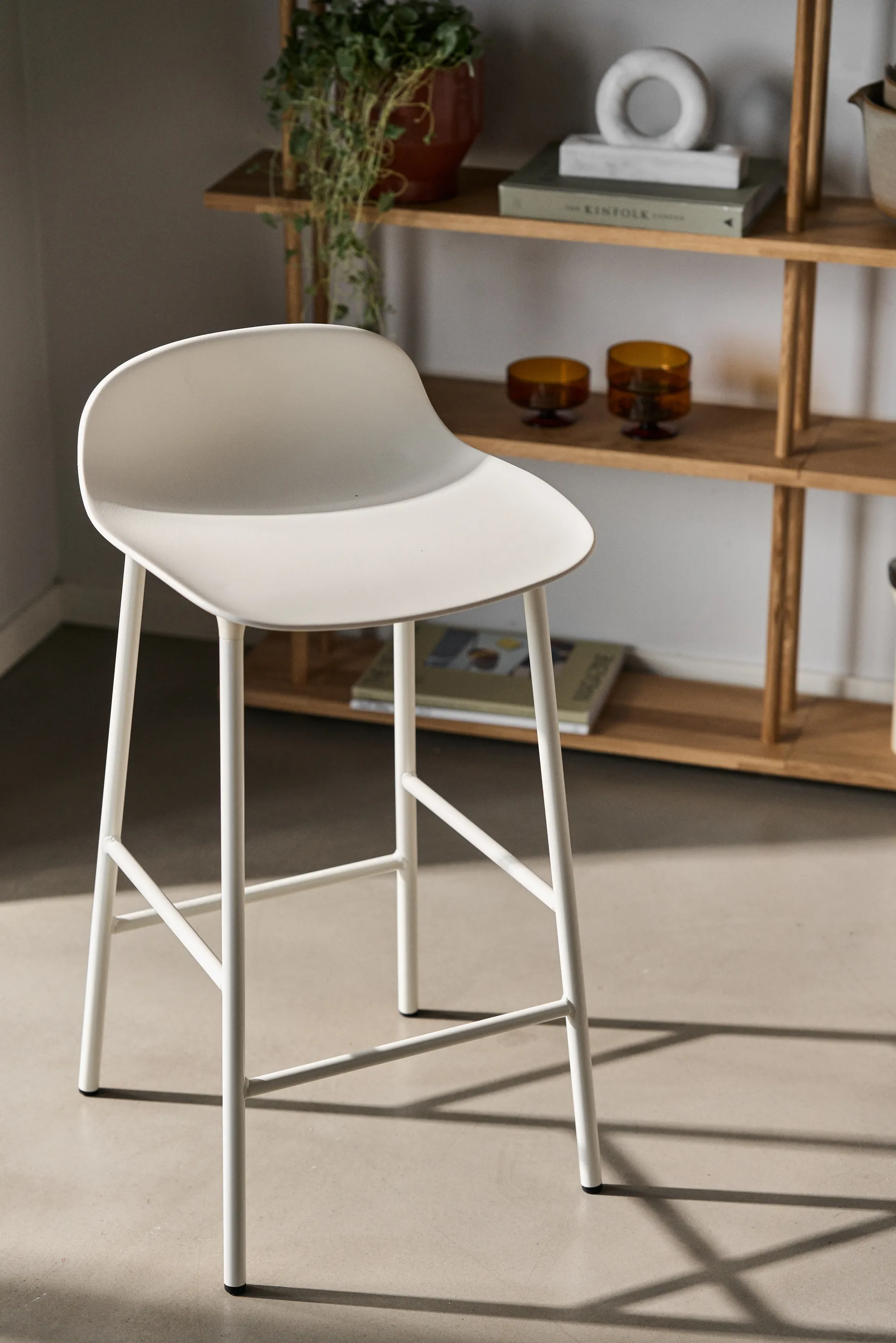 Form Chair barkruk metalen poten, wit Normann Copenhagen
