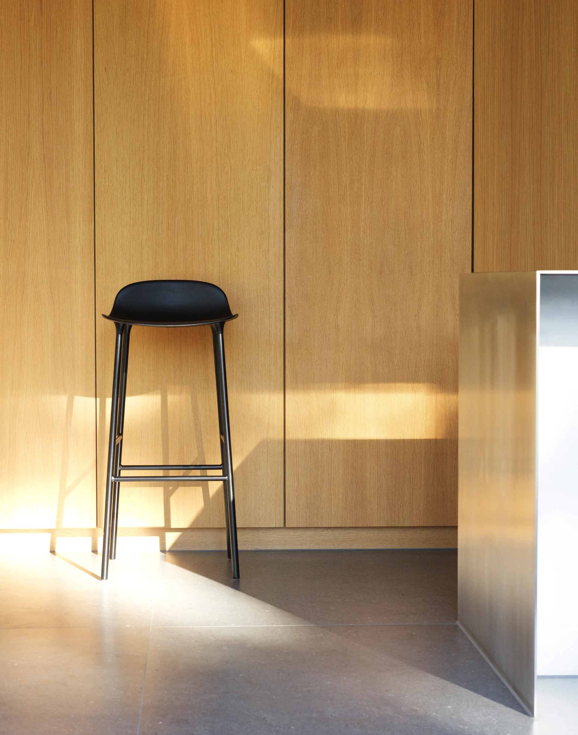Form Chair barkruk metalen poten, Zwart Normann Copenhagen