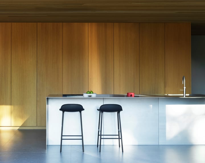 Form Chair barkruk metalen poten, Zwart Normann Copenhagen