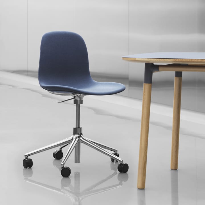 Form chair draaistoel, 5 W bureaustoel - blauw, aluminium wielen - Normann Copenhagen