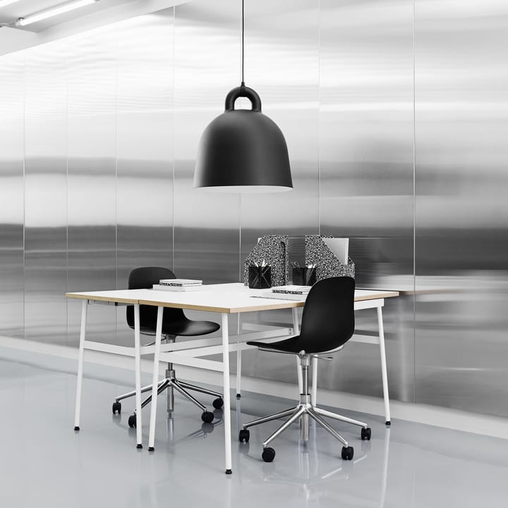 Form chair draaistoel, 5 W bureaustoel - wit, zwart aluminium, wielen - Normann Copenhagen
