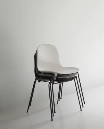 Form Chair stapelbare stoel zwarte poten 2-pack, Grijs - Normann Copenhagen