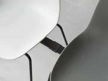 Form Chair stapelbare stoel zwarte poten 2-pack, Grijs - Normann Copenhagen