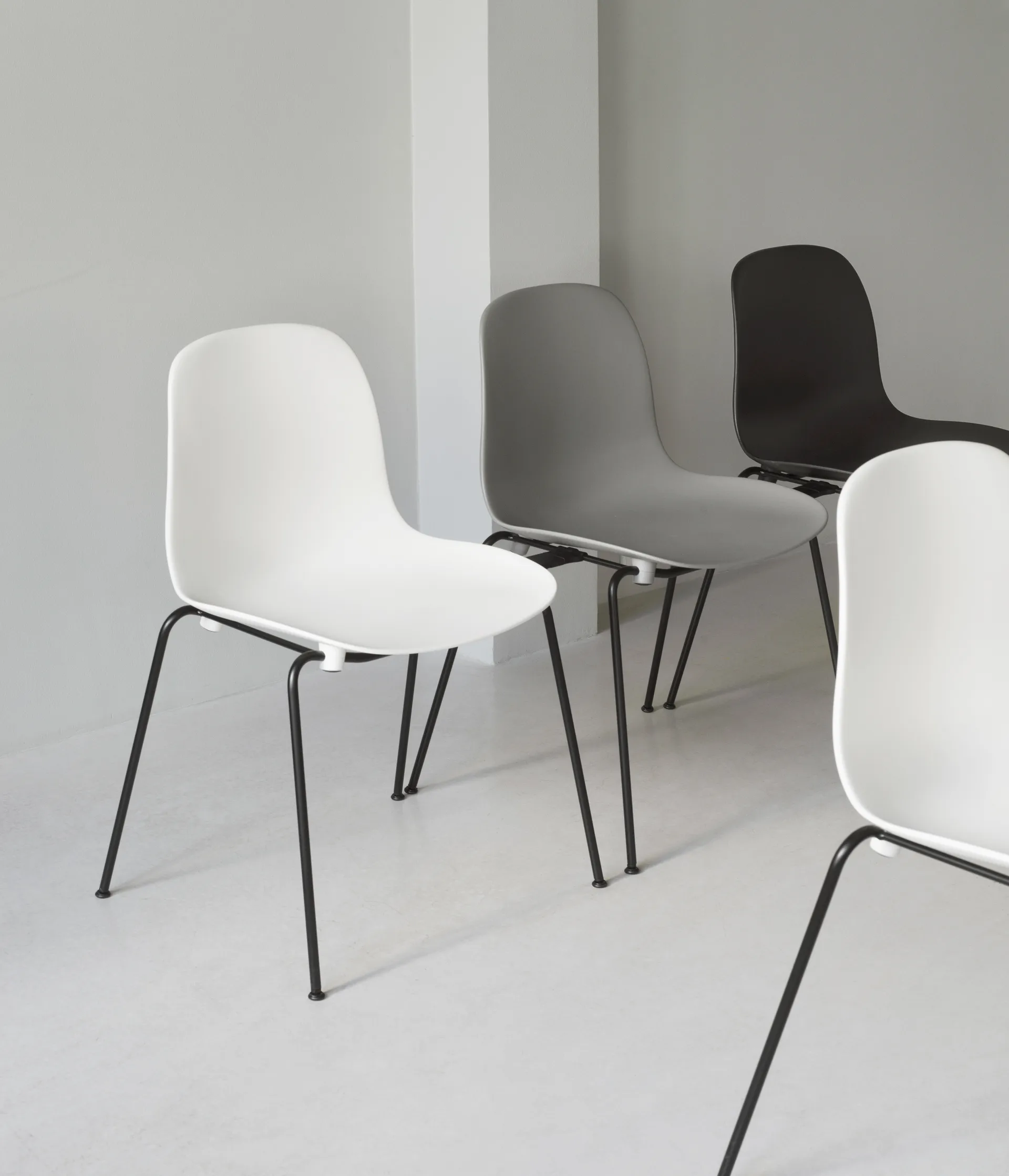 Form Chair stapelbare stoel zwarte poten 2-pack, Grijs,  Normann Copenhagen