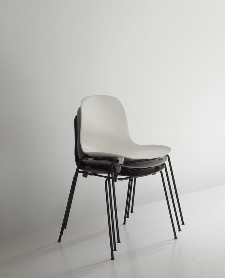 Form Chair stapelbare stoel zwarte poten 2-pack, Grijs - undefined - Normann Copenhagen