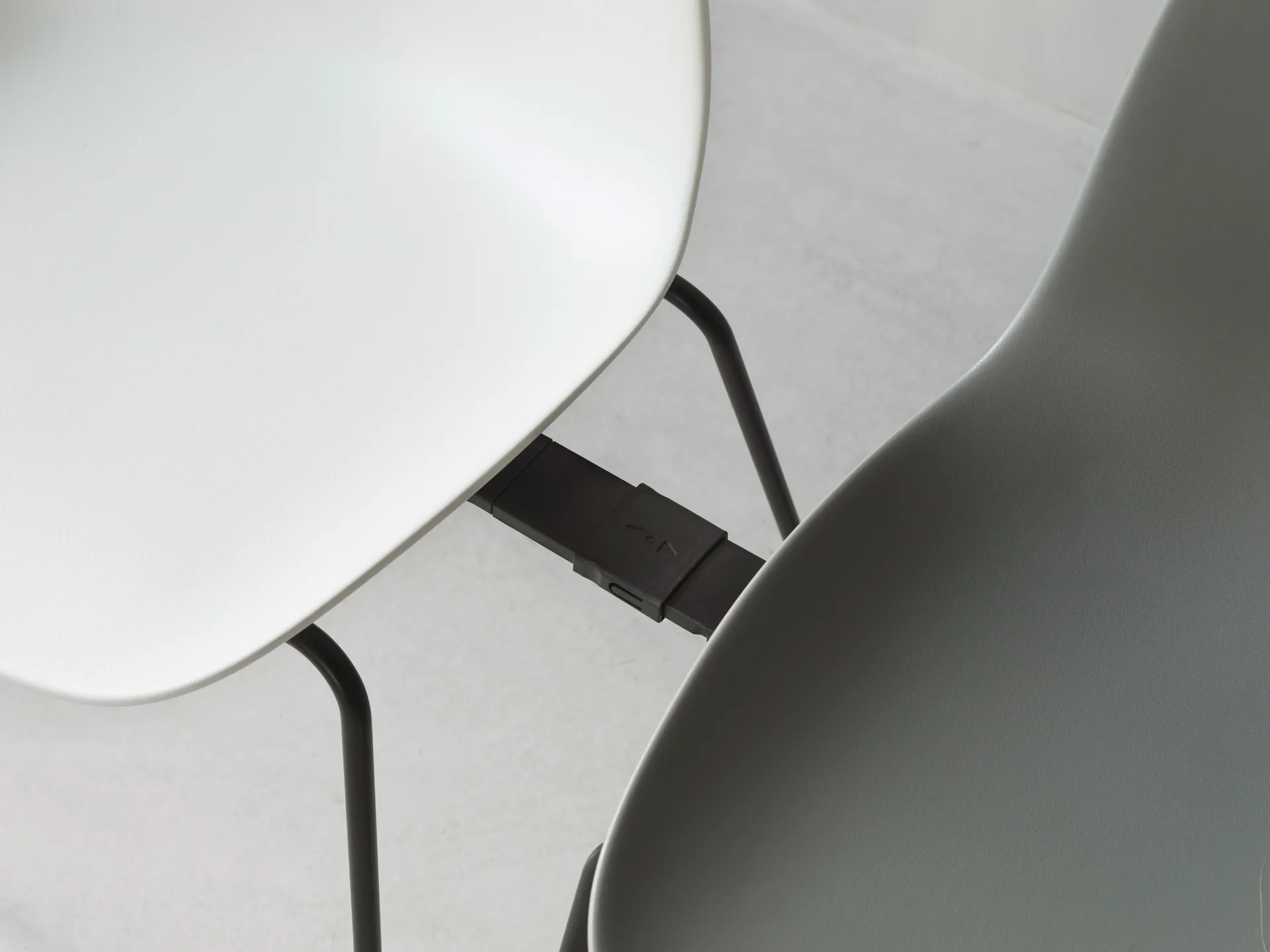 Form Chair stapelbare stoel zwarte poten 2-pack, Wit,  Normann Copenhagen