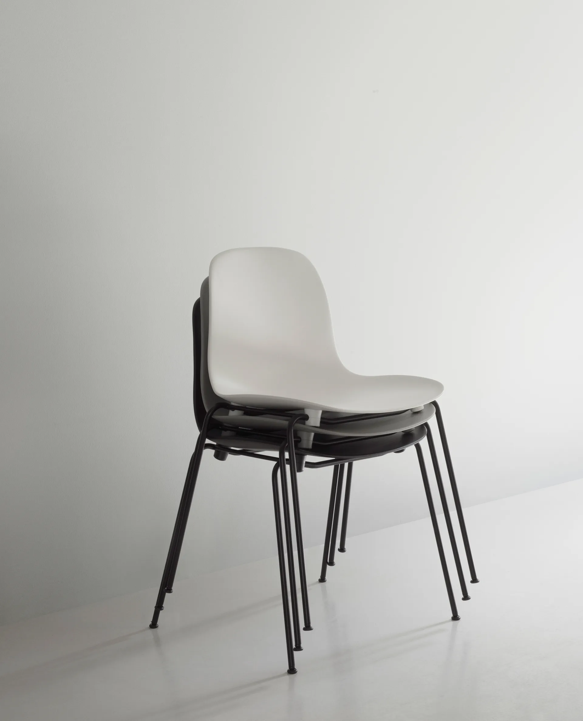 Form Chair stapelbare stoel zwarte poten 2-pack, Wit,  Normann Copenhagen