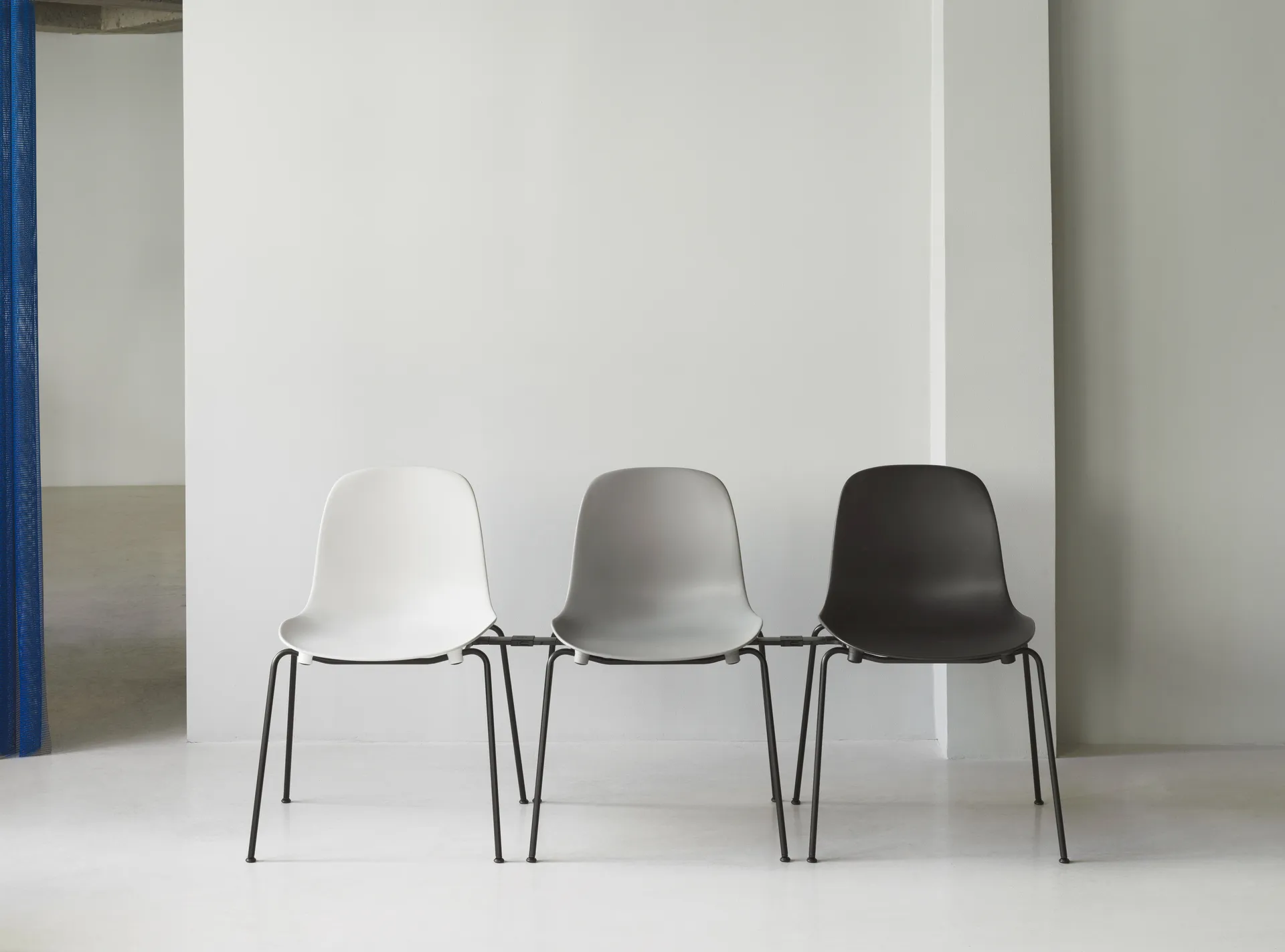 Form Chair stapelbare stoel zwarte poten 2-pack, Wit,  Normann Copenhagen