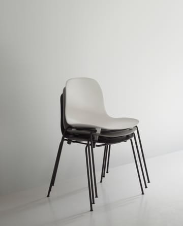 Form Chair stapelbare stoel zwarte poten 2-pack, Wit - undefined - Normann Copenhagen