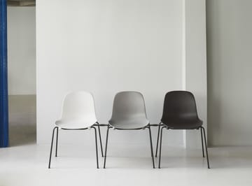 Form Chair stapelbare stoel zwarte poten 2-pack, Wit - undefined - Normann Copenhagen