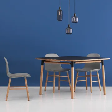 Form Eettafel 120x120 cm - green, eikenhouten poten - Normann Copenhagen