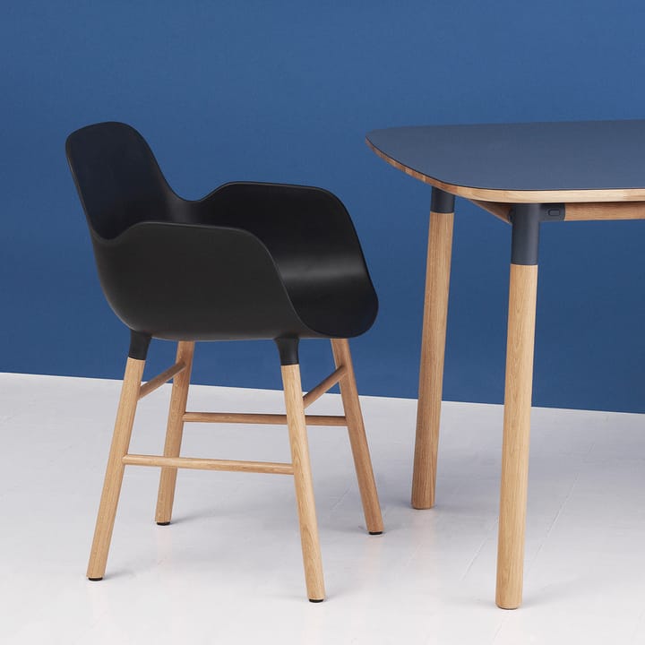 Form stoel met armleuningen - black, walnoothouten poten - Normann Copenhagen