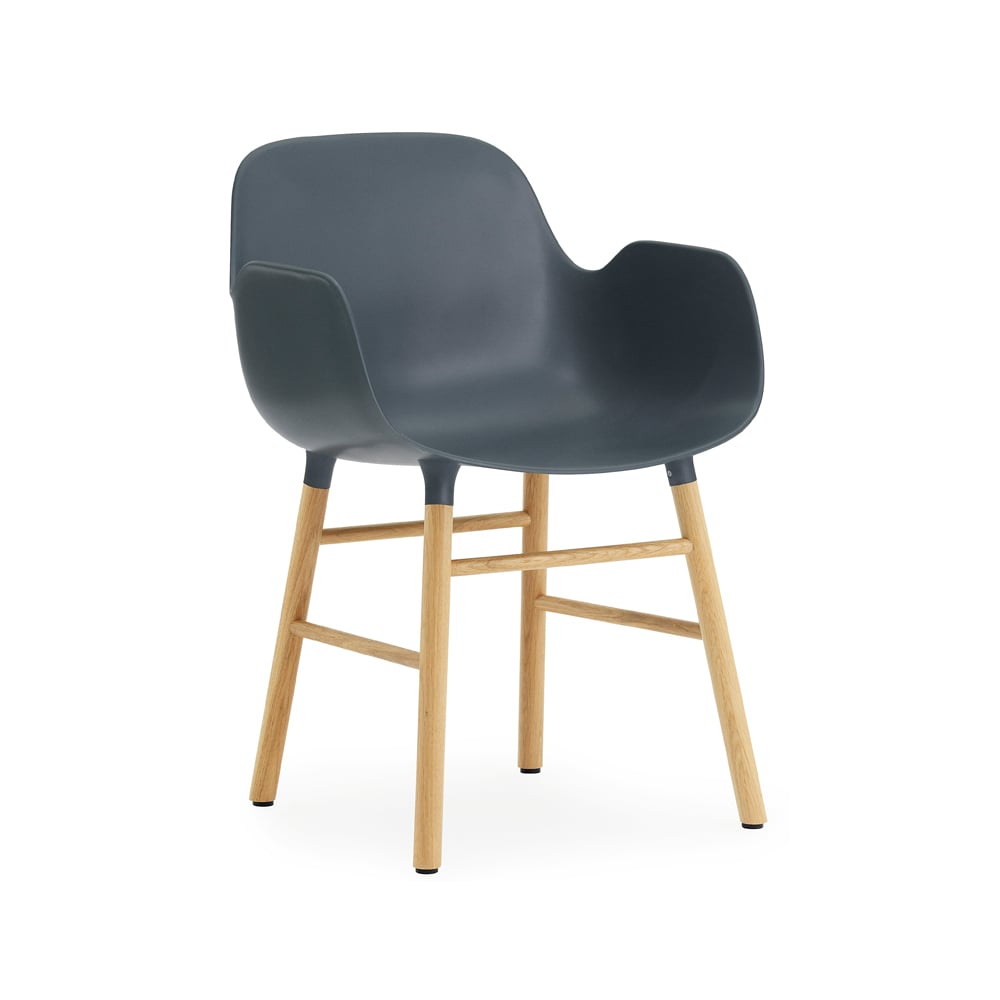 Normann Copenhagen Form stoel met armleuningen blue, eikenhouten poten