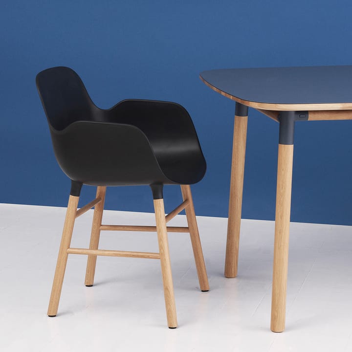 Form stoel met armleuningen - blue, eikenhouten poten - Normann Copenhagen