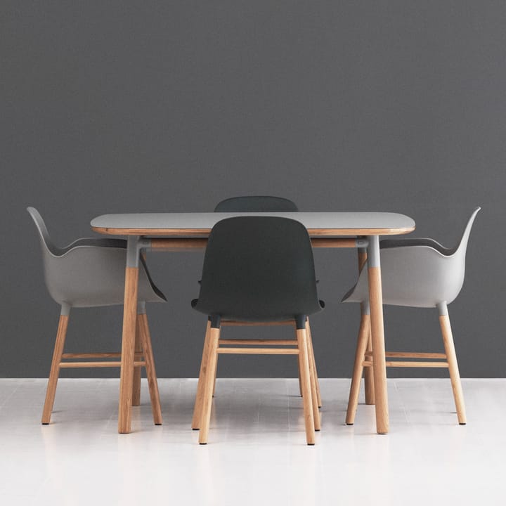 Form stoel met armleuningen - blue, eikenhouten poten - Normann Copenhagen