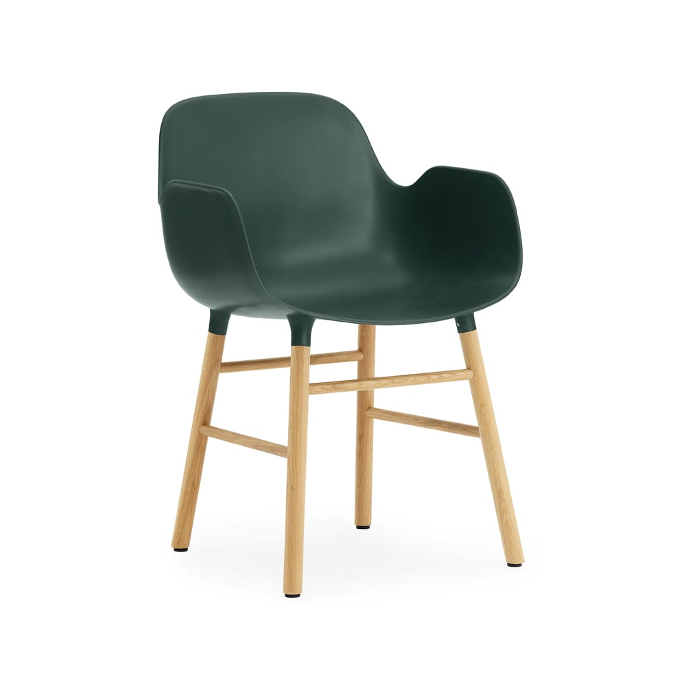 Normann Copenhagen Form stoel met armleuningen green, eikenhouten poten