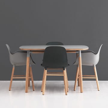 Form stoel met armleuningen - green, eikenhouten poten - Normann Copenhagen