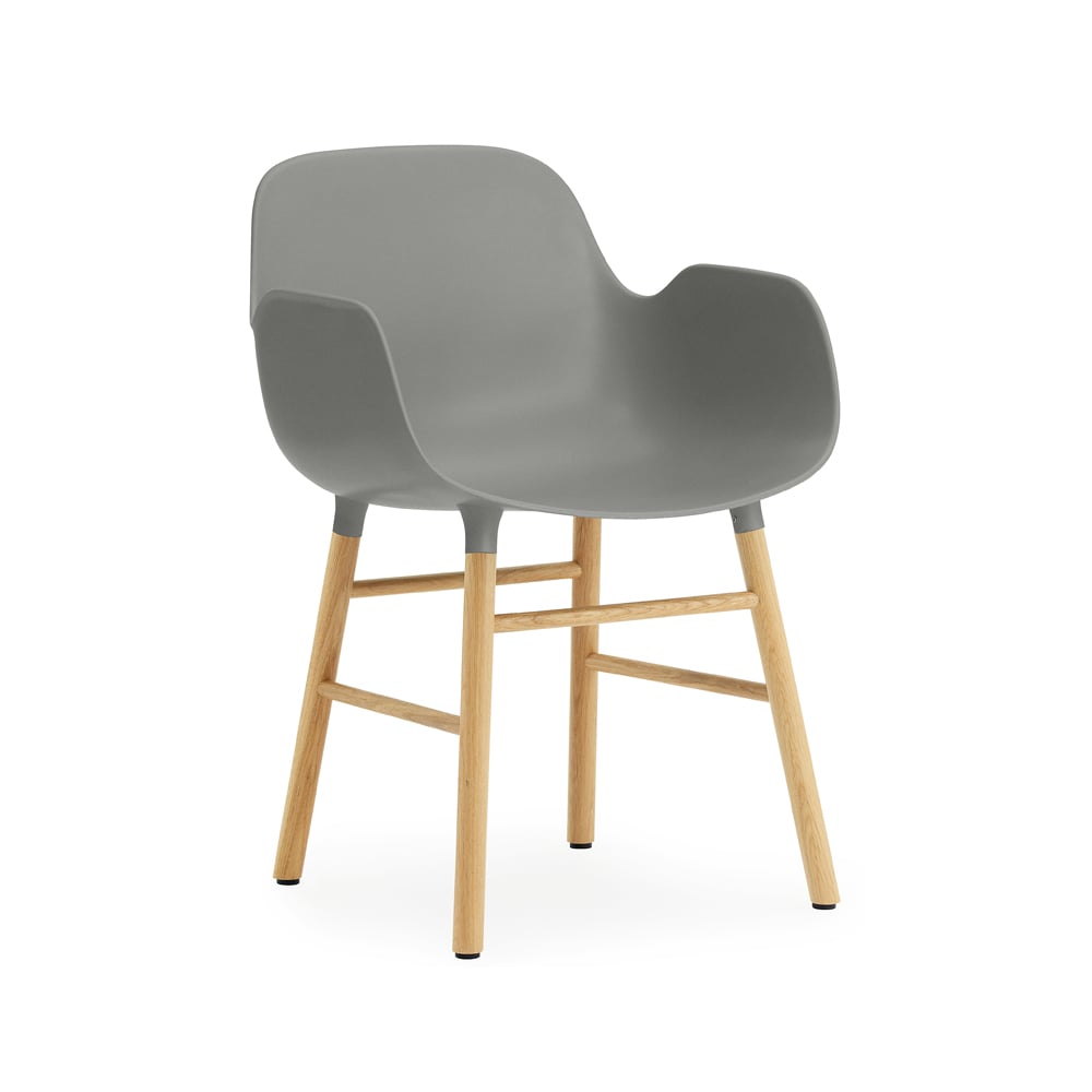 Normann Copenhagen Form stoel met armleuningen grey, eikenhouten poten