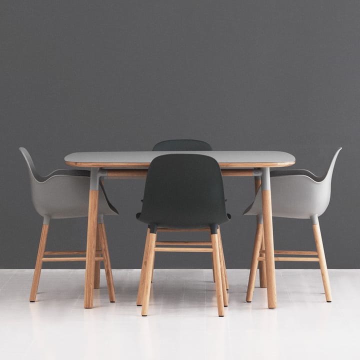 Form stoel met armleuningen - grey, eikenhouten poten - Normann Copenhagen