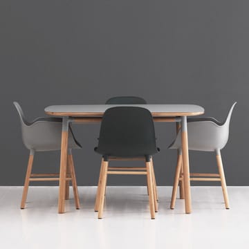Form stoel met armleuningen - grey, walnoothouten poten - Normann Copenhagen