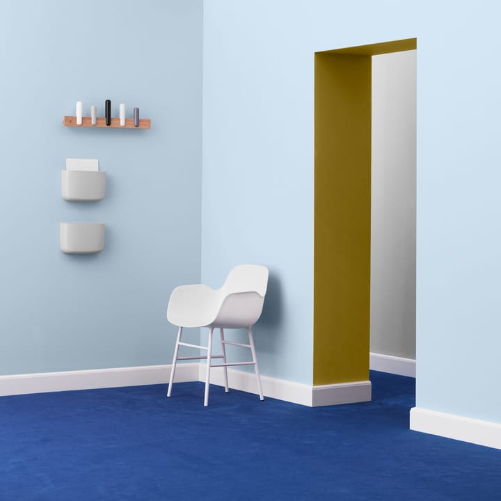 Form stoel met armleuningen metalen poten, Wit Normann Copenhagen